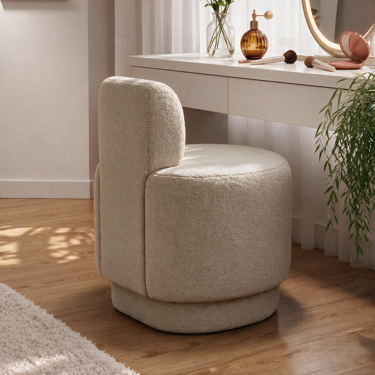 Ohrensessel Guess in der Farbe Latte mit Bouclé-Bezug, Holzbeinen und geschwungener Rückenlehne, Sitzfläche gepolstert.