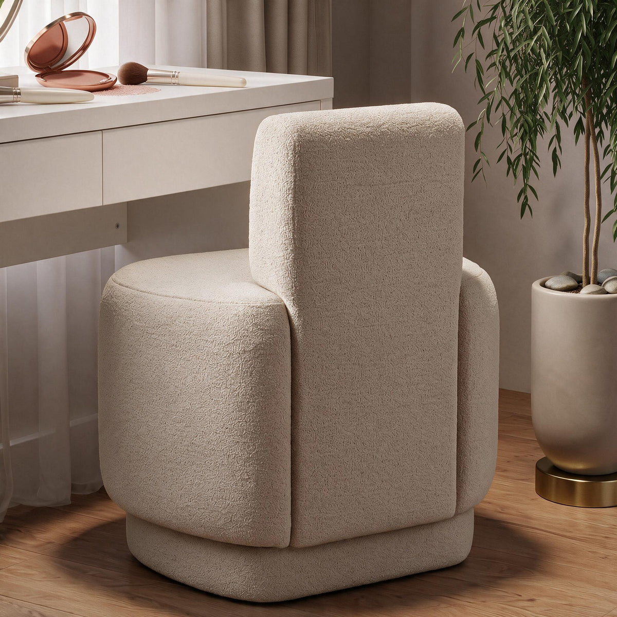 Ohrensessel Guess in der Farbe Latte mit Bouclé-Bezug, Holzbeinen und geschwungener Rückenlehne, Sitzfläche gepolstert.