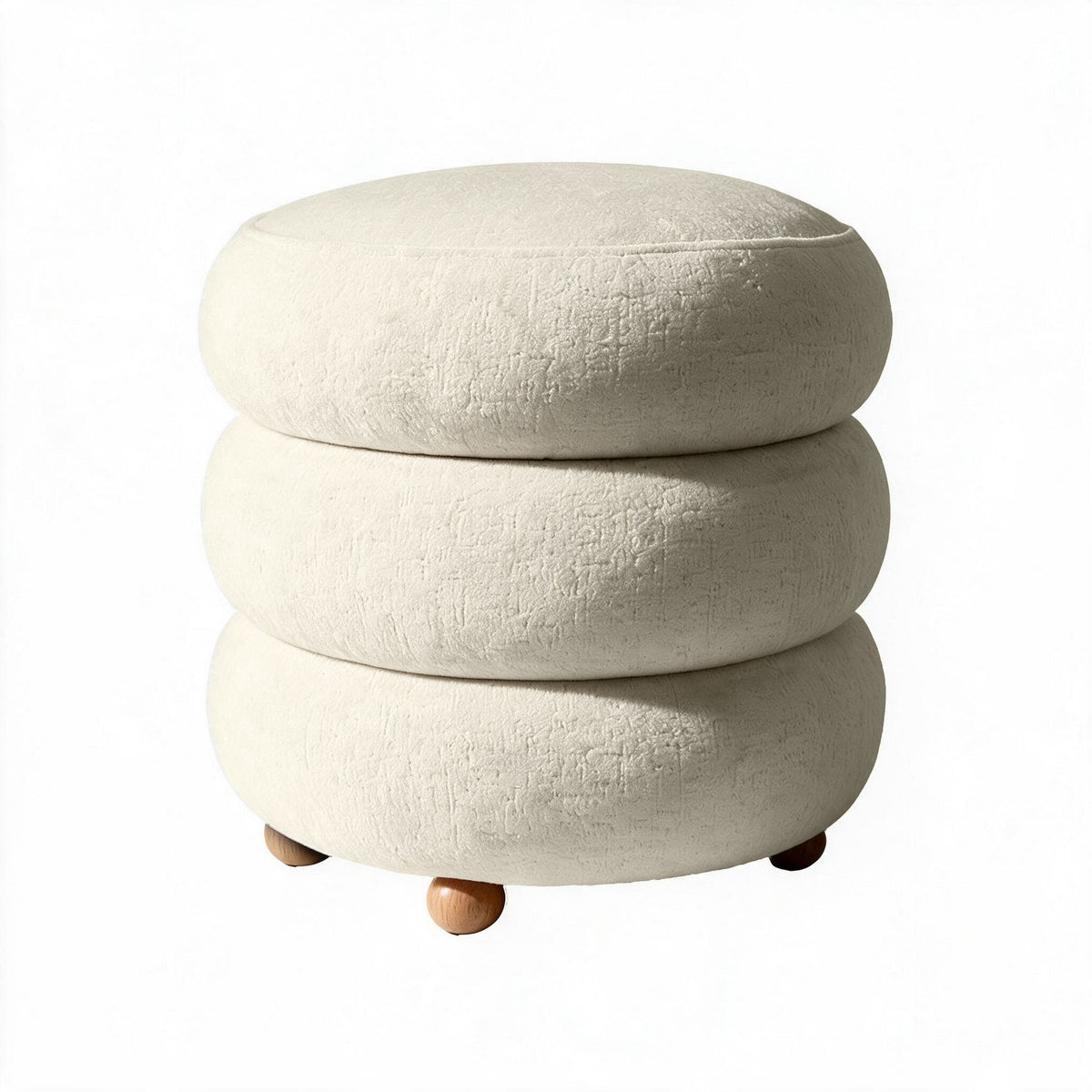Runder Pouf in Off-White von Hanah Home mit gestricktem Polyesterbezug, Holz-Kugelfüssen und sichtbarem Stauraumfach im Innenraum.