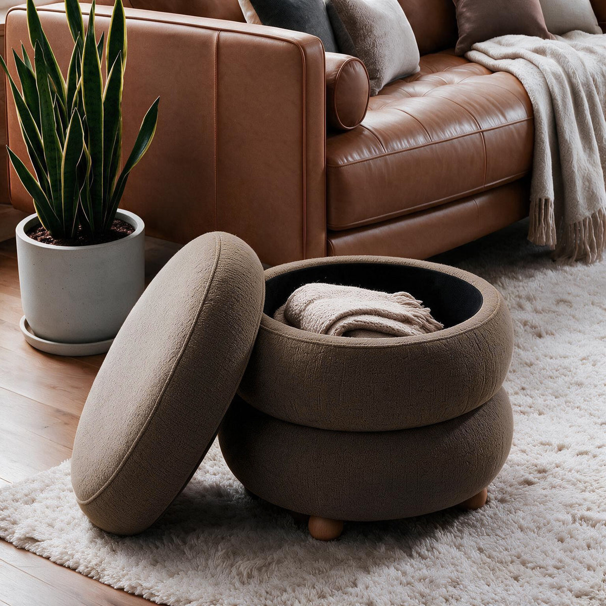Runder Pouf in Mokka mit gestricktem Polyesterbezug, Holzkugelfüssen und Stauraumfunktion, Masse 43 x 43 x 45,5 cm.