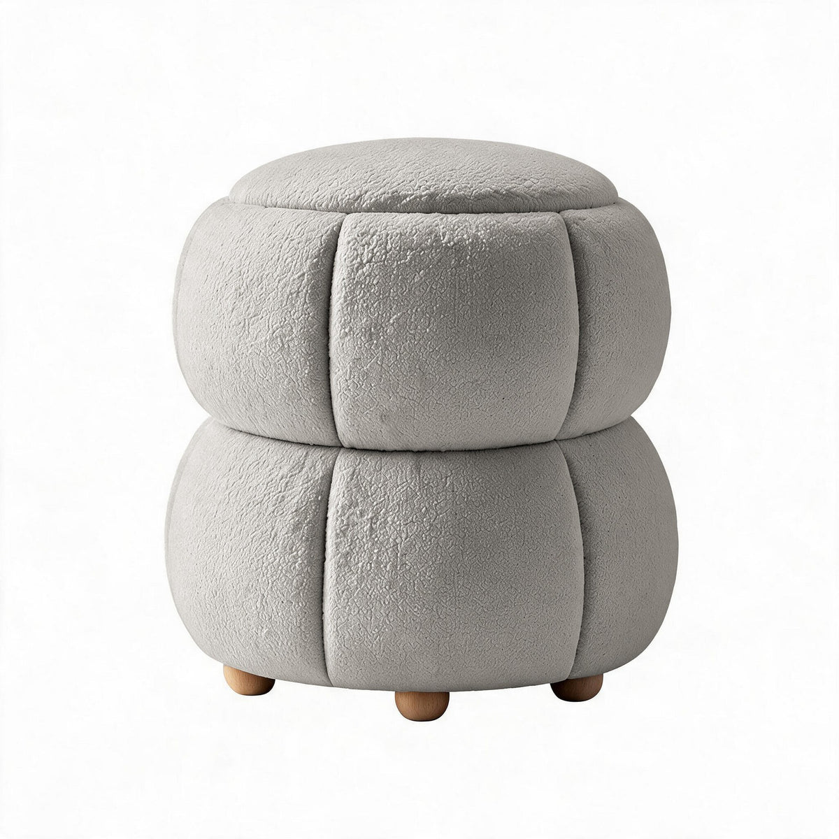 Runder Pouf in Hellgrau mit gestricktem Polyesterbezug, Holzkugelfüssen und gepolstertem Sitzbereich auf hellem Hintergrund fotografiert.