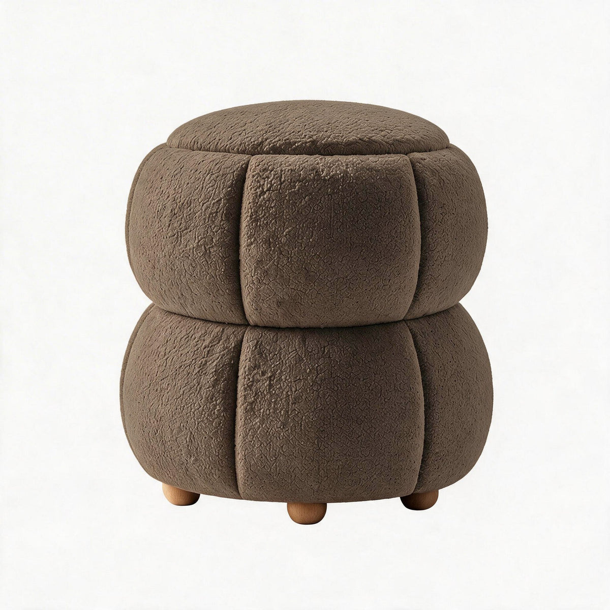 Runder Pouf in Mokka mit gestricktem Polyesterbezug, Holzkugelfüssen und gepolsterter Sitzfläche, Masse 45x45x46 cm.