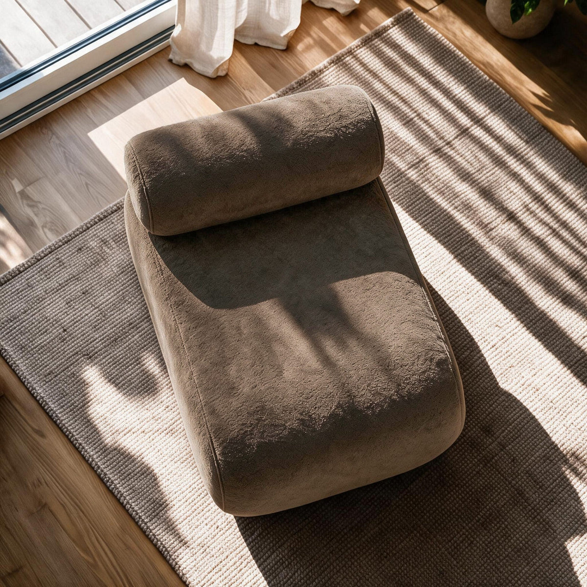 Cosmo Ohrensessel in Mokka von Hanah Home, Wing Chair mit gestricktem Polyesterstoff, Kunststoffbeinen und gepolsterter Rückenlehne.