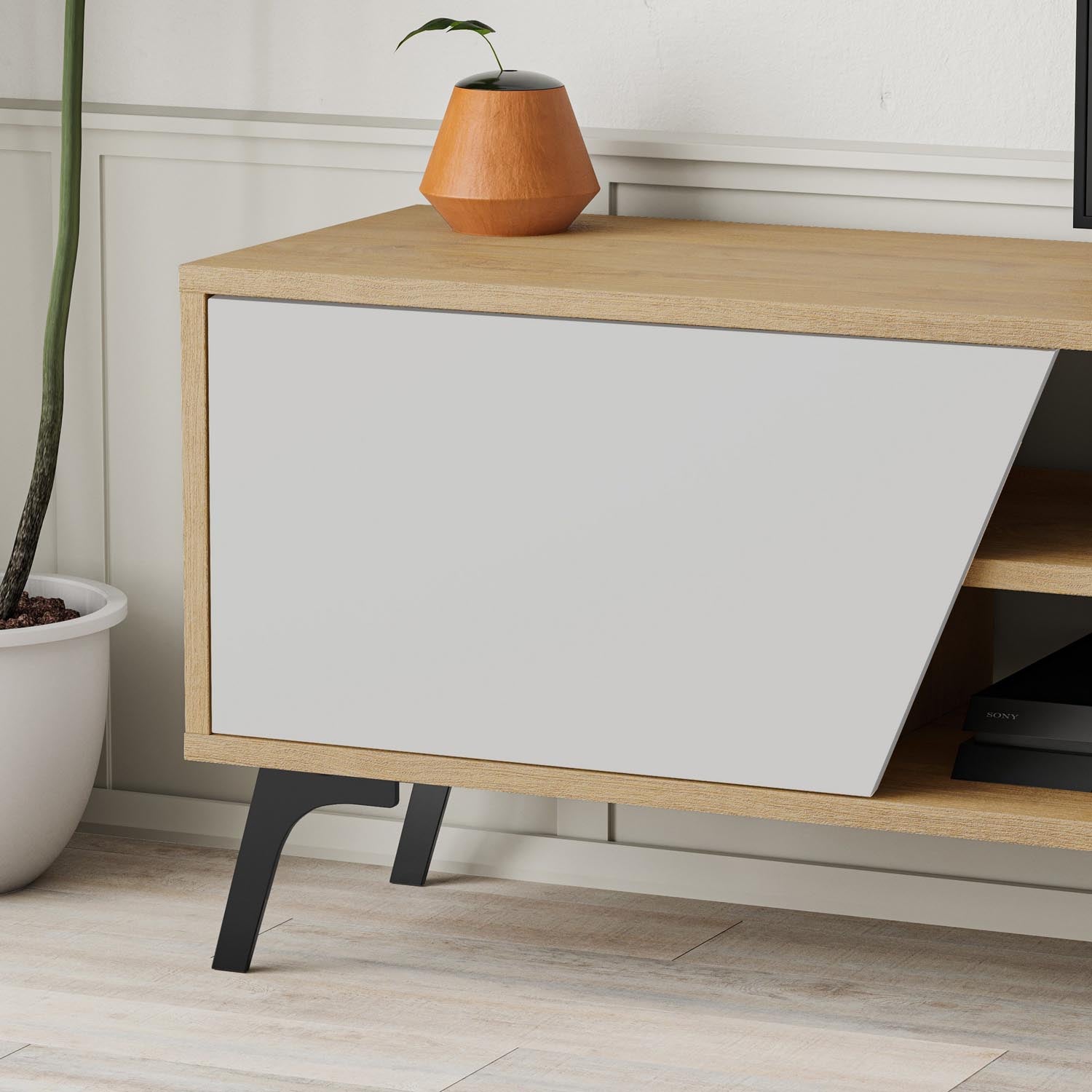 Entdecken Sie das Fiona Sideboard in Eiche Weiss von Hanah Home – eine stilvolle Lösung für Ihr Wohnzimmer. Robust, elegant und perfekt für jede Einrichtung.