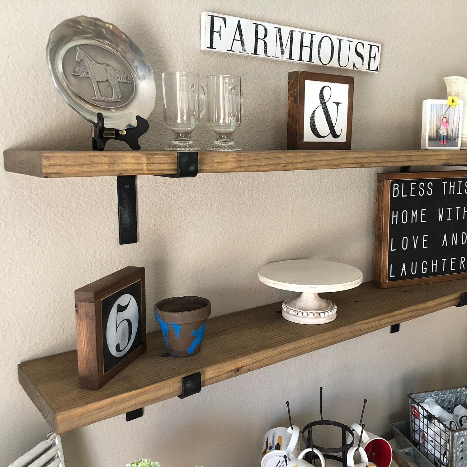 Verleihen Sie Ihrem Raum mit dem Lam006 Wandregal in Schwarznuss von Hanah Home einen Hauch von Eleganz. Handgefertigt aus 100% Fichtenholz, bietet es stilvolle Aufbewahrung.