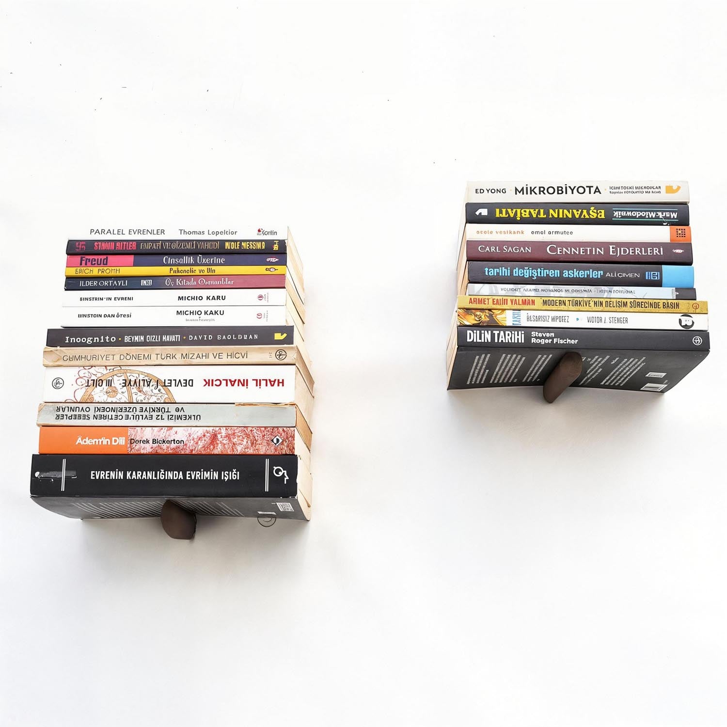 Entdecken Sie das WR042 Wandregal von Hanah Home in Braun und Schwarz. Ein stilvolles Metallregal, das böhmischen Charme in Ihr Zuhause bringt.