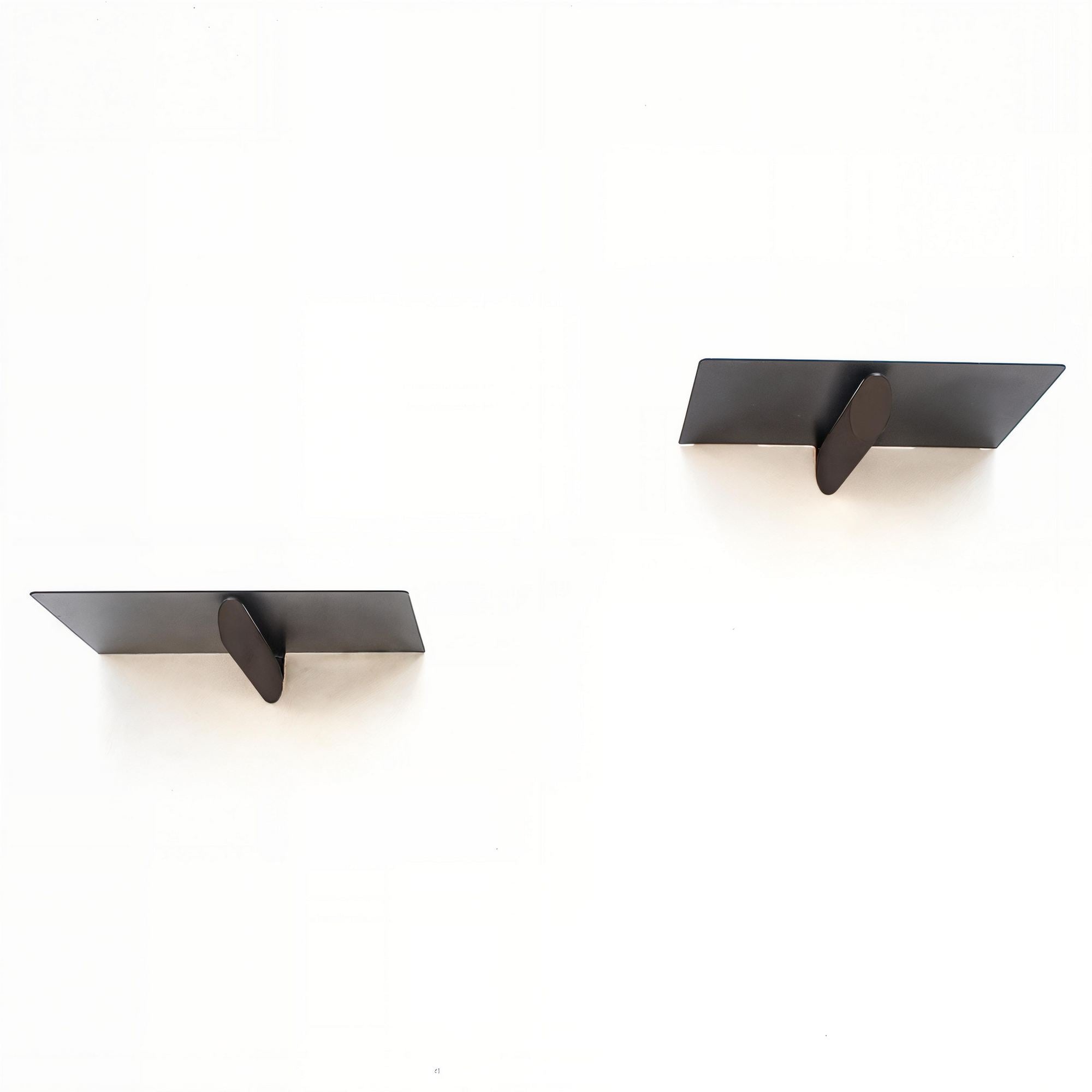 Entdecken Sie das WR042 Wandregal von Hanah Home – ein stilvolles Metallregal in Braun und Schwarz, ideal für kreative Akzente in jedem Raum.