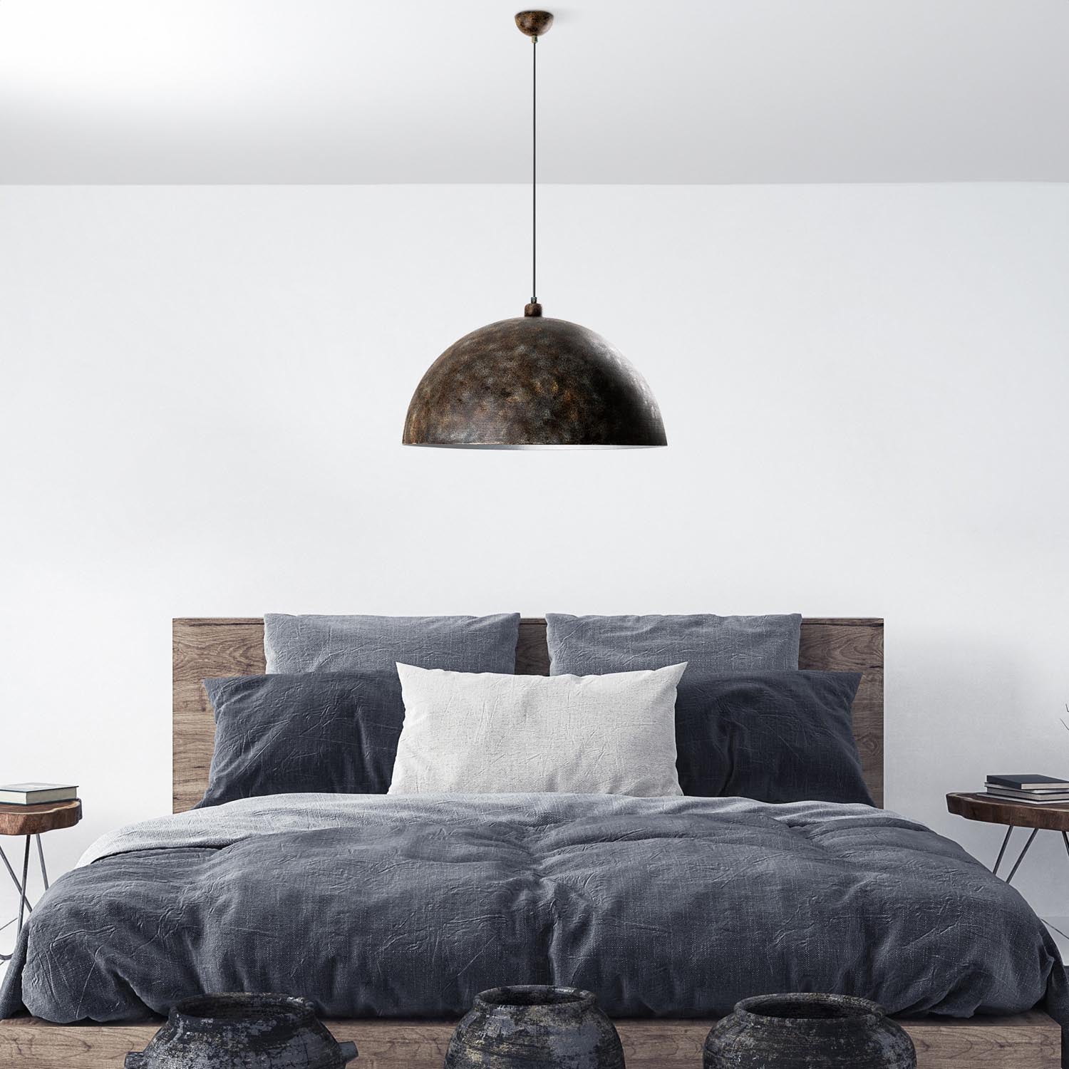 Erleben Sie die KURE Pendelleuchte von Opviq – ein stilvolles, antikes Design, das jeden Raum mit Eleganz und Wärme erfüllt.