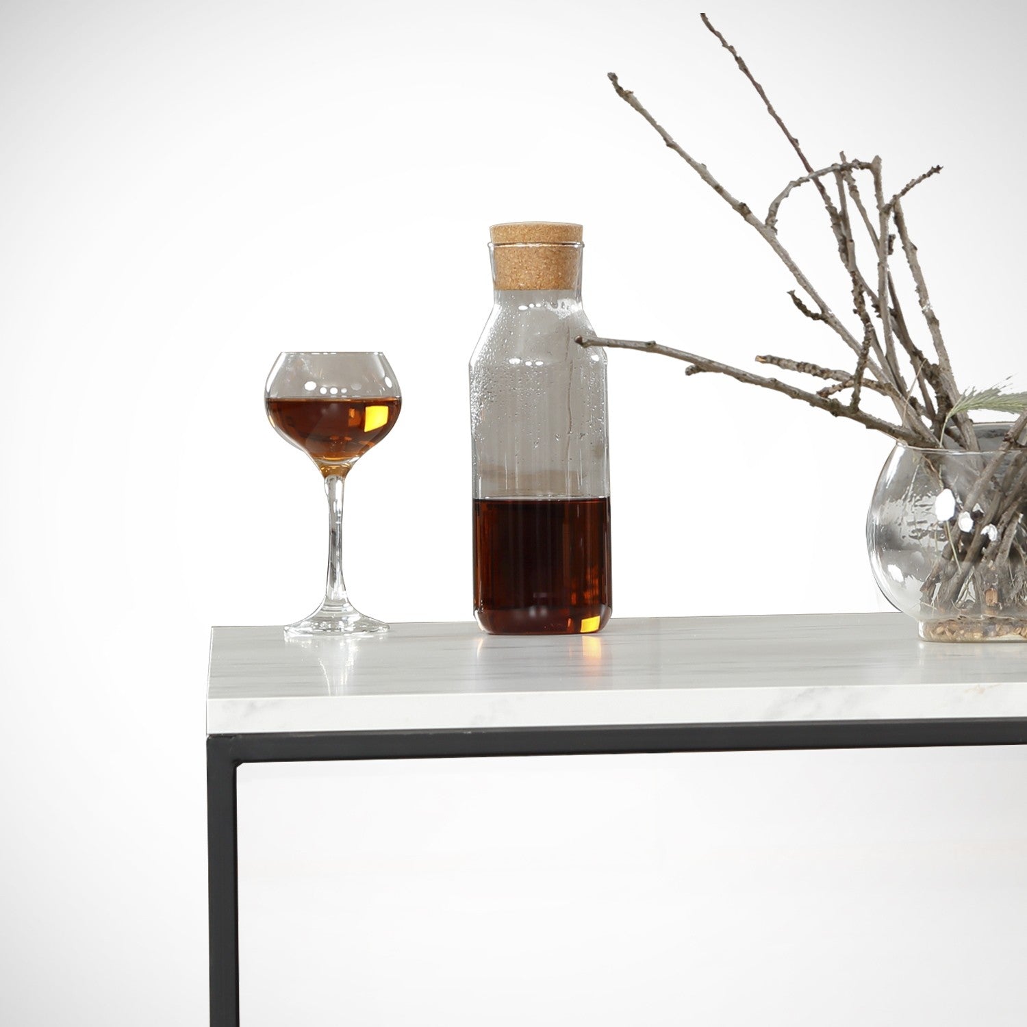 Eleganter Poly Sofatisch in Weiß-Schwarz von Hanah Home. Hochwertige Materialien und modernes Design für ein stilvolles Wohnambiente.