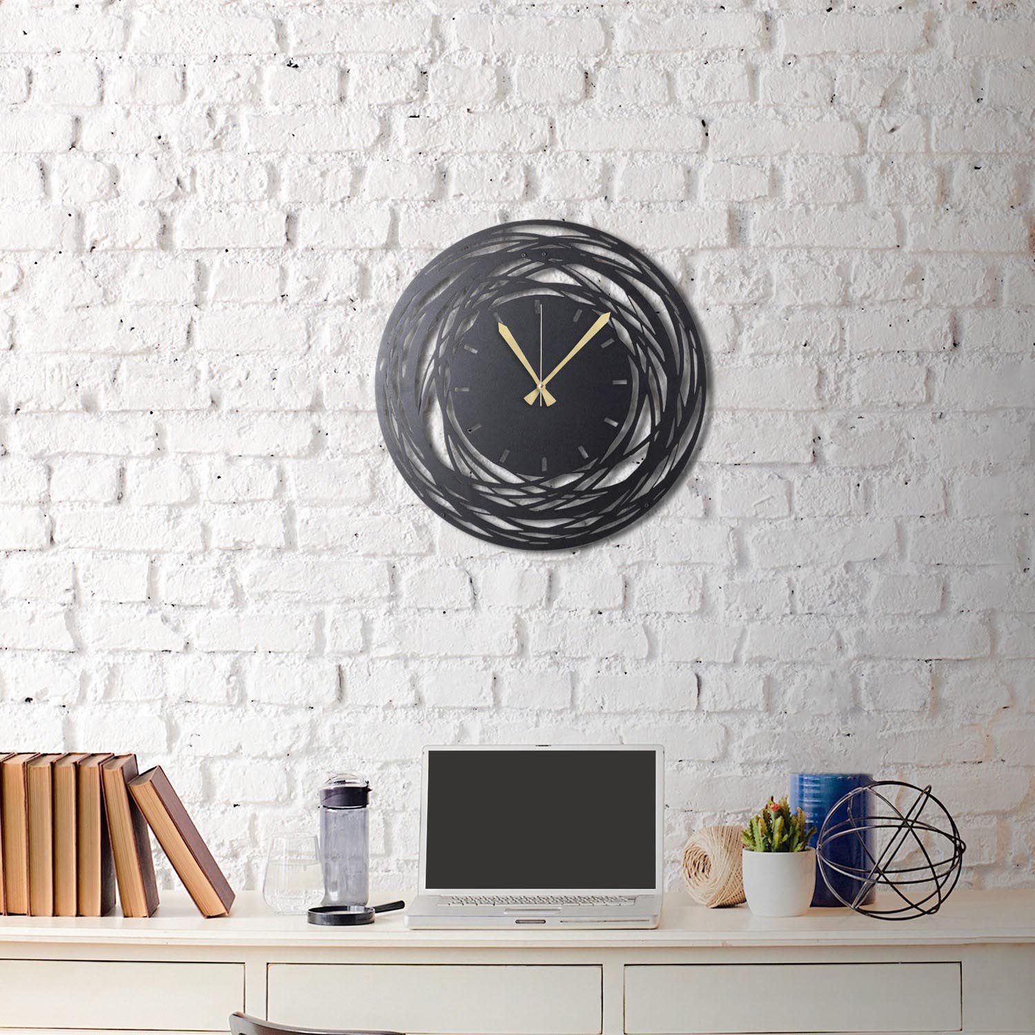 Gestalten Sie Ihre Wände neu mit der WATCH Wanduhr in Schwarz von Wallity. Diese elegante Metall-Uhr vereint zeitloses Design und praktische Funktionalität.