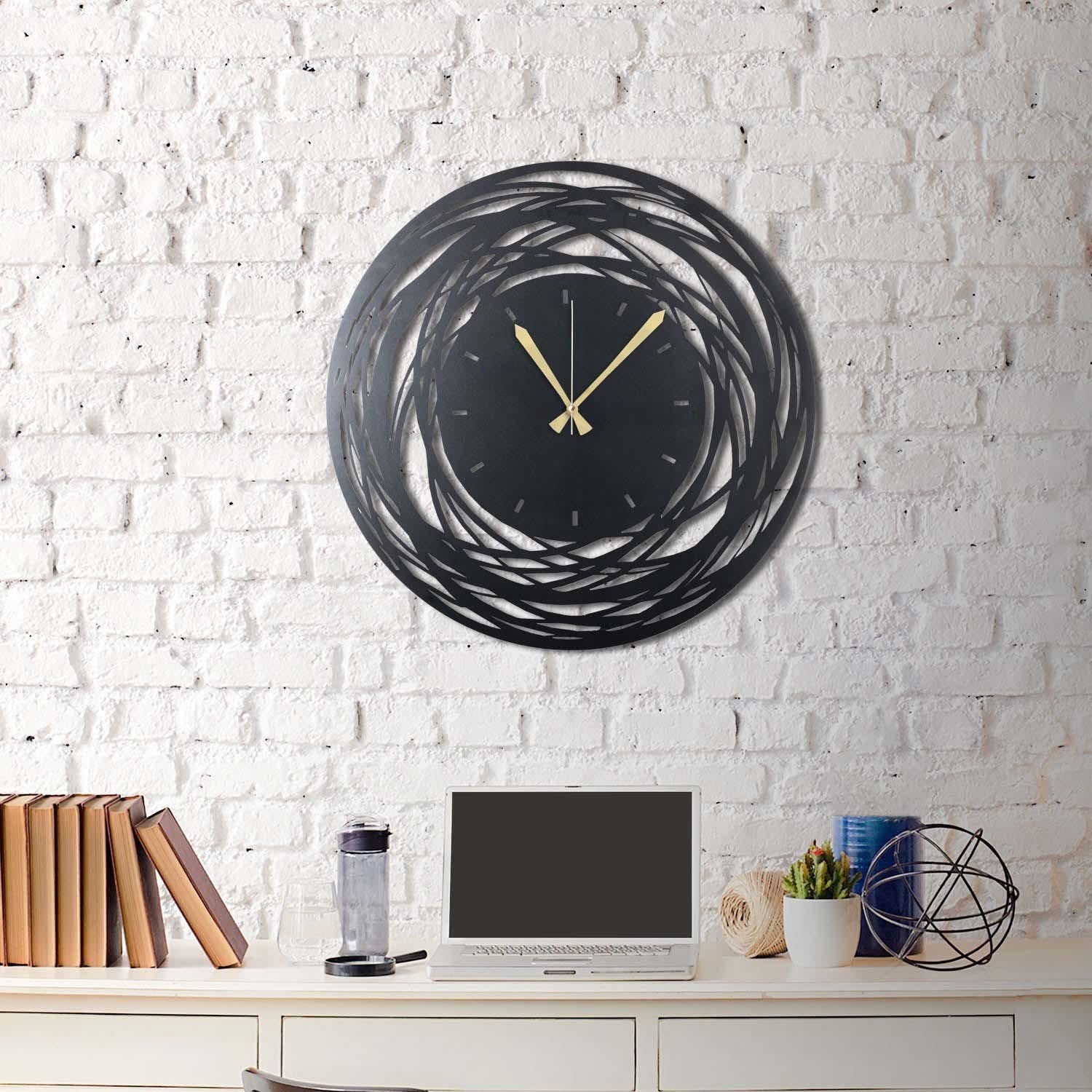 Setzen Sie mit der WATCH Wanduhr von Wallity in Schwarz einen eleganten Akzent in Ihrem Zuhause. Diese hochwertige Metalluhr vereint modernes Design und Langlebigkeit.