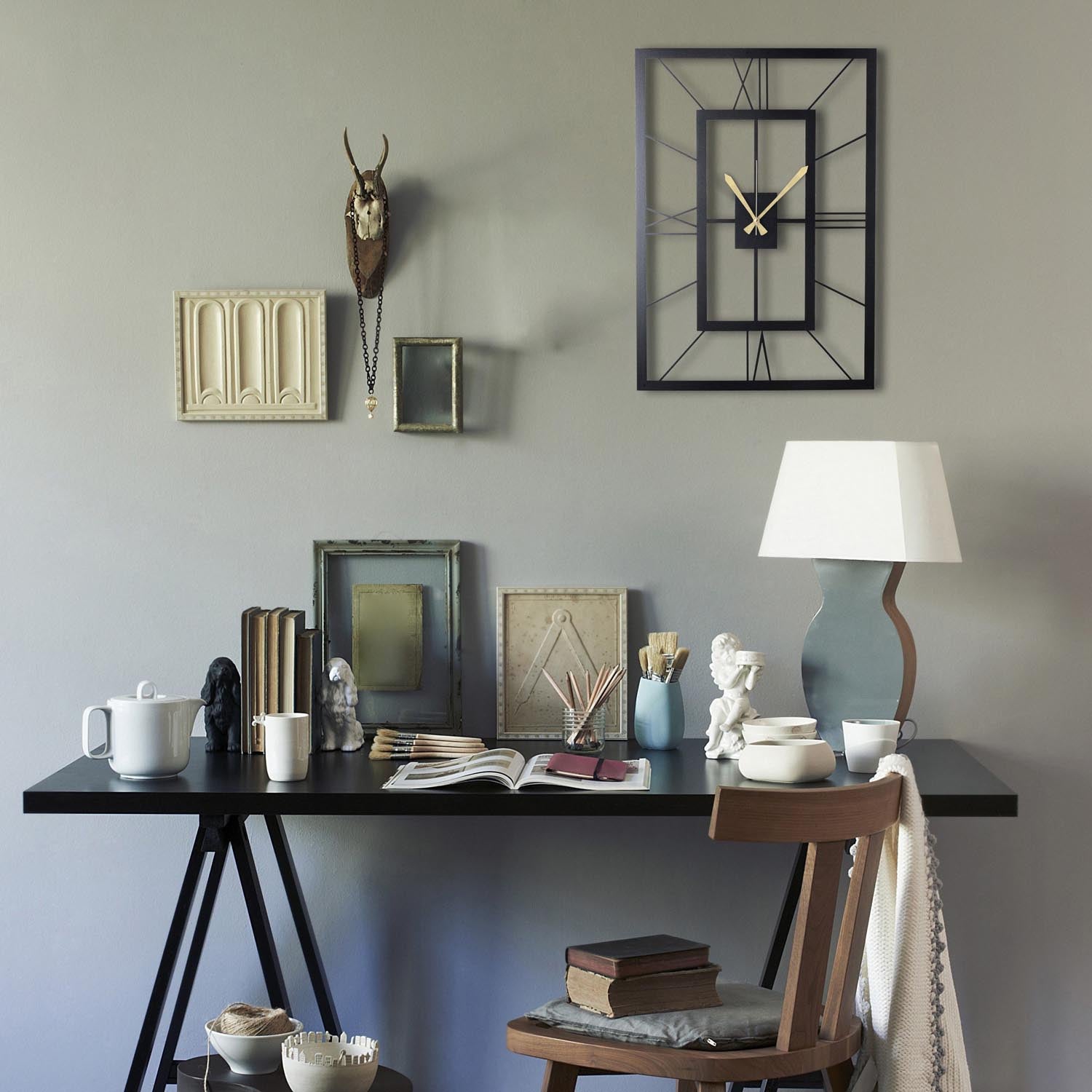 Verleihen Sie Ihrem Raum mit der eleganten Wanduhr "November" von Wallity einen Hauch von Stil. Diese schwarze Metall-Uhr (49x34,5 cm) ist langlebig und ein echter Blickfang.