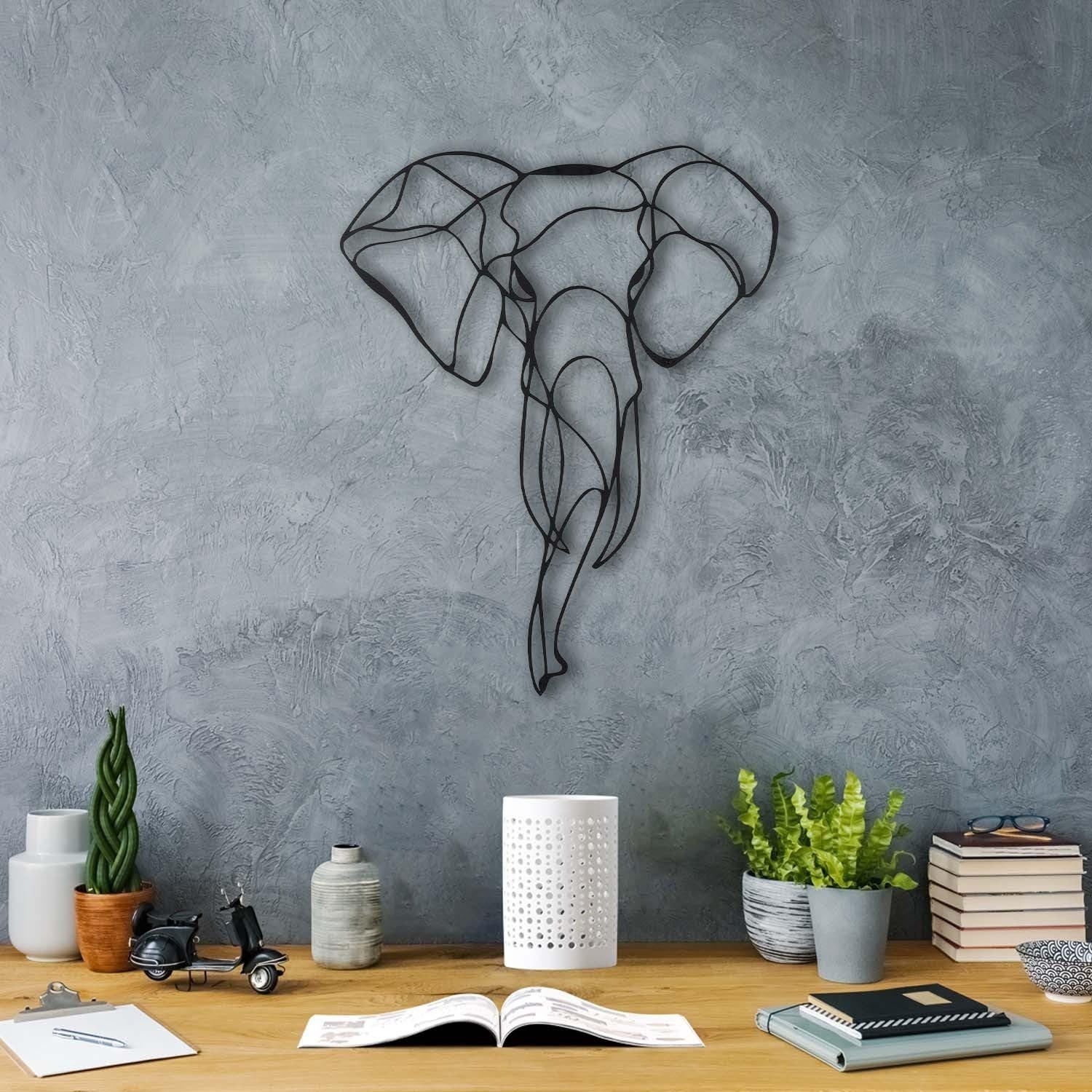 Verleihen Sie Ihrem Zuhause mit der eleganten Wanddeko Elephant 2 von Wallity in Schwarz einen modernen Akzent. Hochwertiges Metall, zeitloses Design.