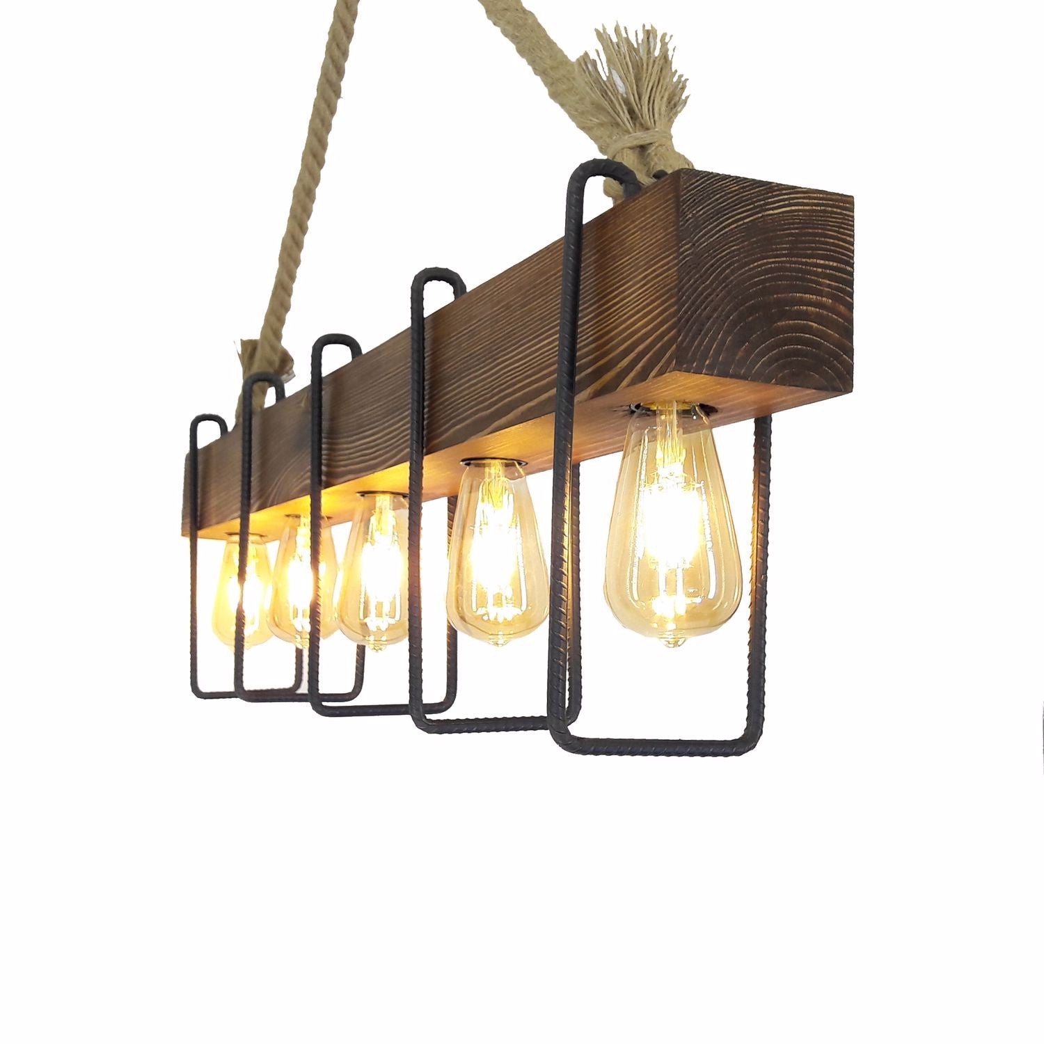 Entdecken Sie die Demir Kütük 1 Pendelleuchte von Opviq. Diese stilvolle Leuchte aus hochwertigem Kiefernholz vereint modernes Design mit rustikalem Charme.