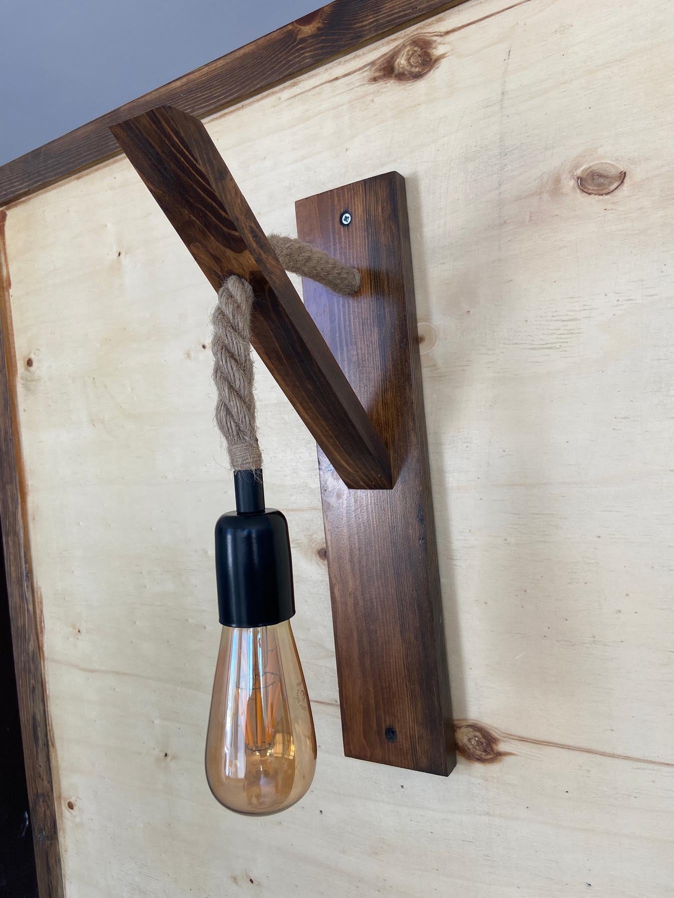 Entdecken Sie die Ahşap Aplik 18 Wandleuchte in edlem Walnuss. Diese exquisite, handgefertigte Lampe aus massivem Kiefernholz bringt Wärme und Stil in Ihr Zuhause.