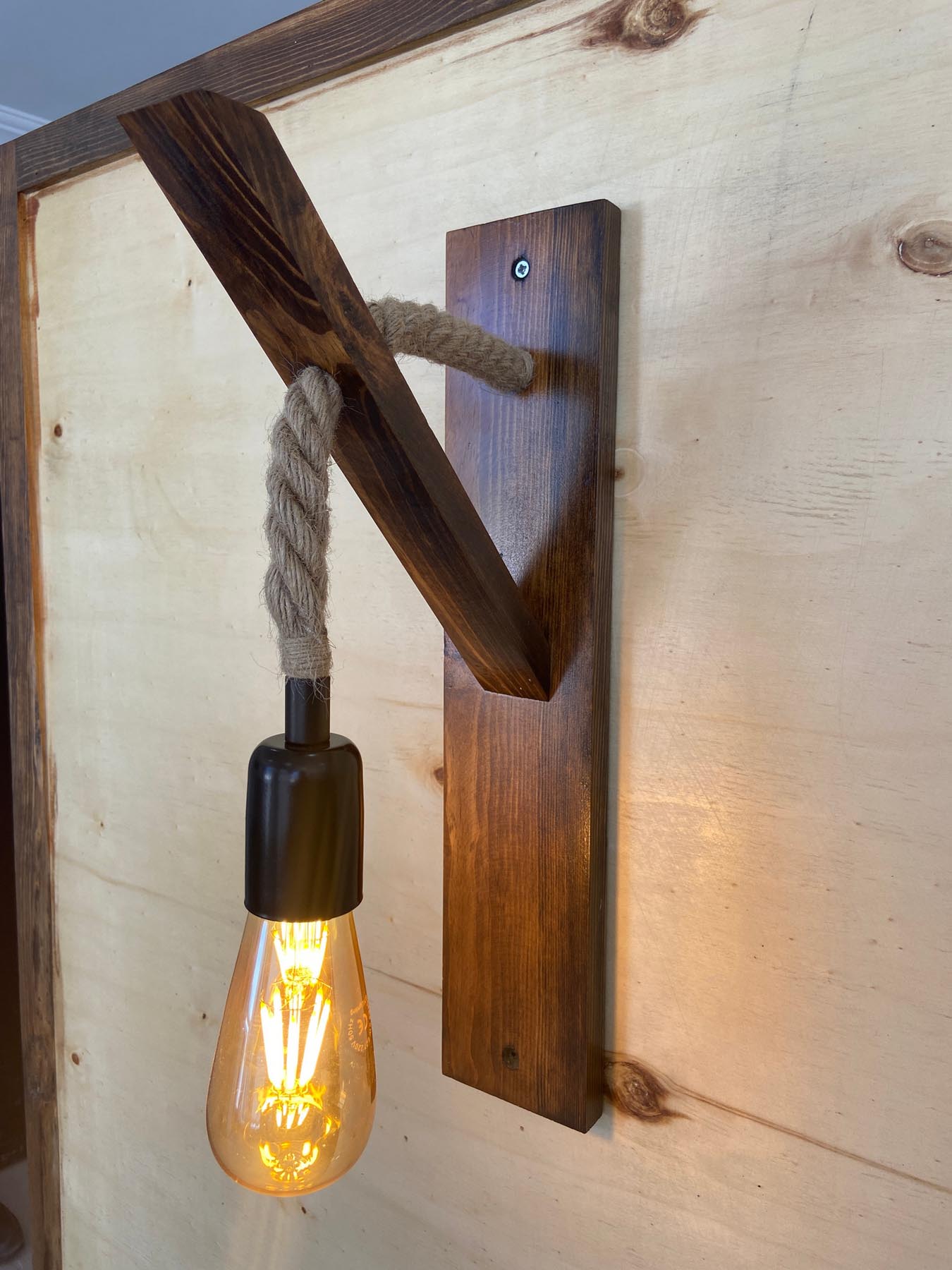 Ahşap Aplik 18 in Walnuss präsentiert im Onlineshop von KAQTU Design AG. Wandleuchte ist von Opviq