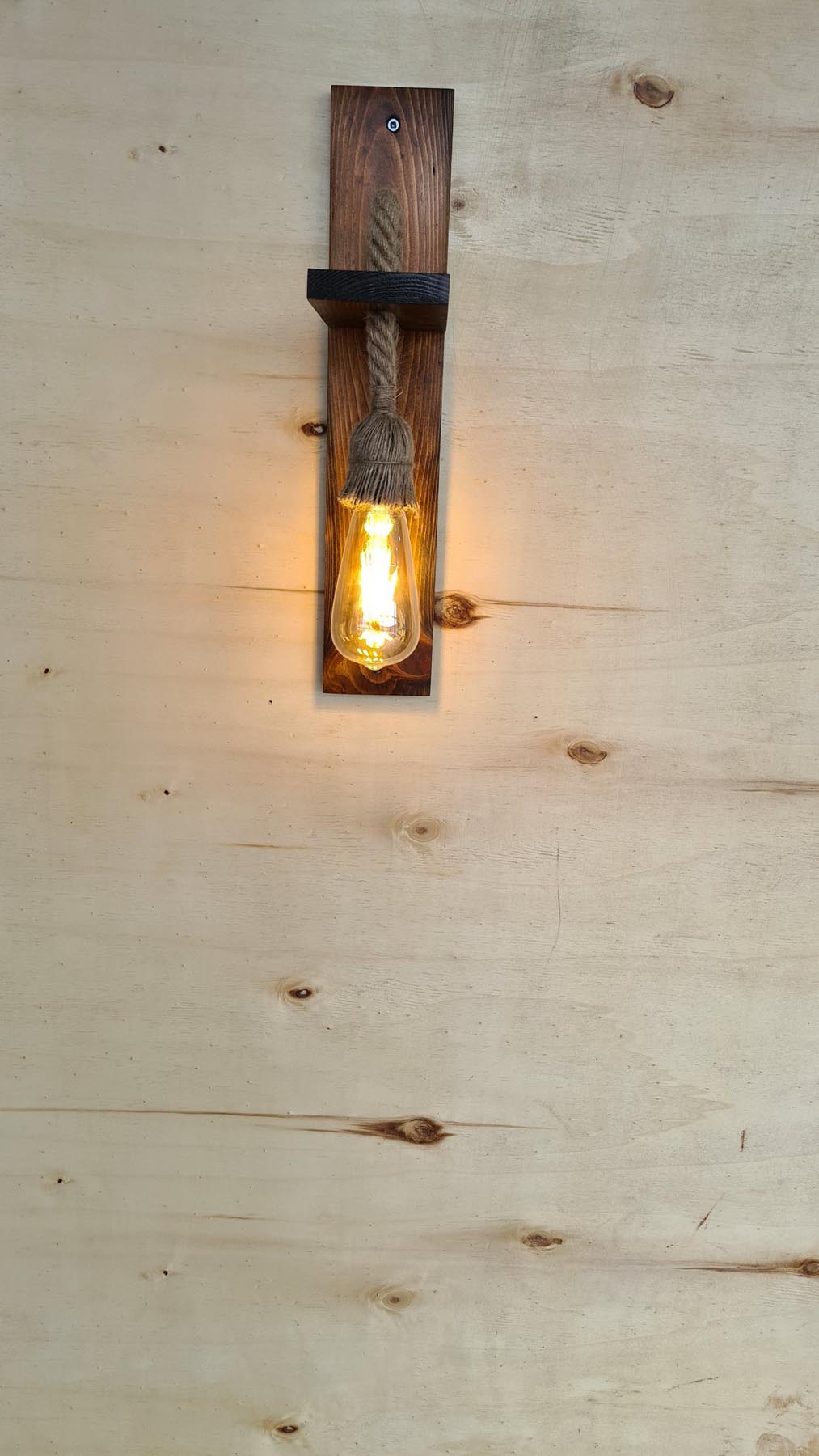 Erleben Sie die Ahşap Aplik 23 Wandleuchte von Opviq – eine exquisite, handgefertigte Lampe aus massivem Kiefernholz, die warmes Licht und rustikalen Charme in Ihr Zuhause bringt.