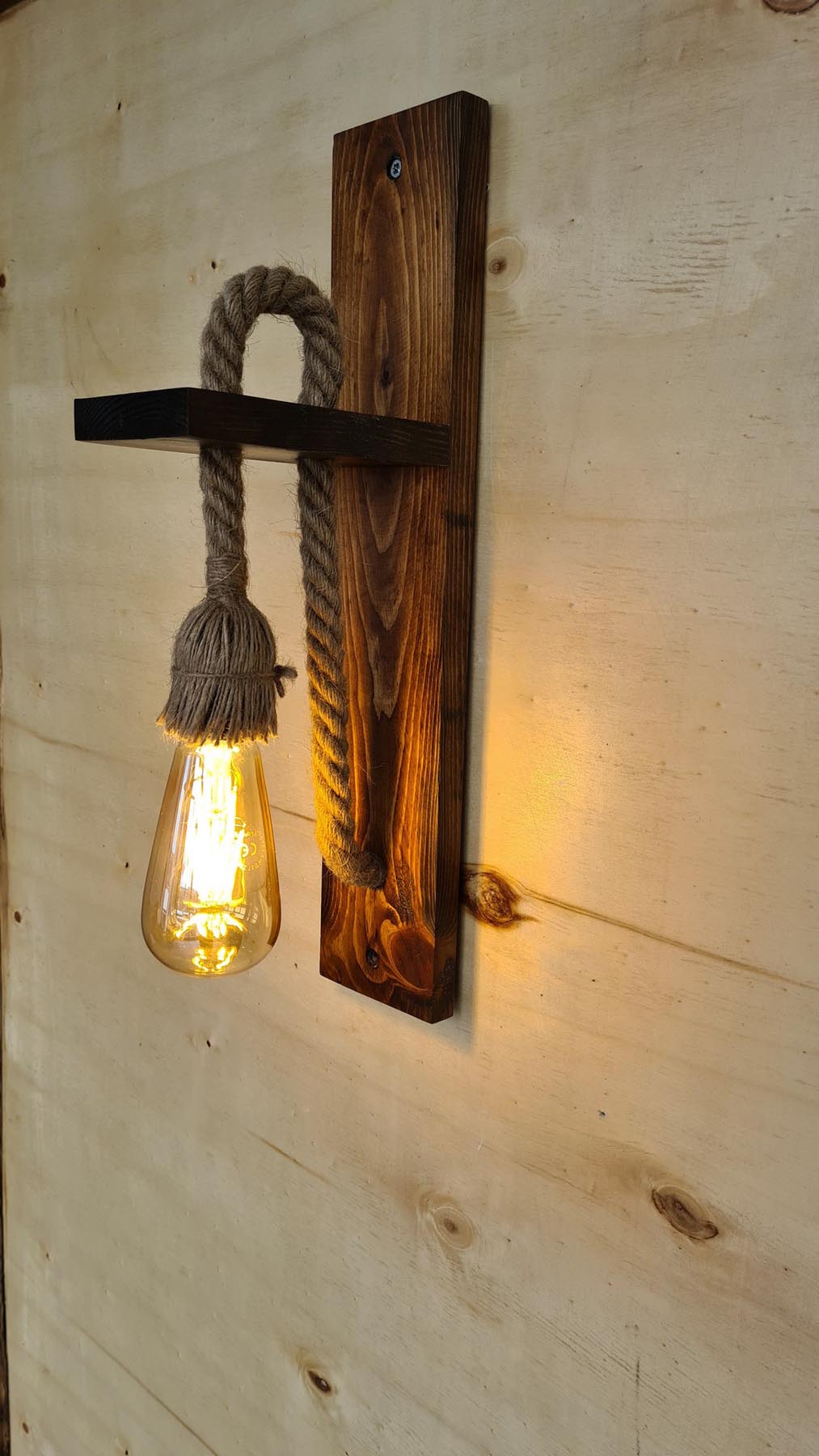 Verleihen Sie Ihrem Raum mit der Ahşap Aplik 23 Wandleuchte von Opviq einen Hauch von rustikalem Charme und modernem Design. Diese handgefertigte Walnusslampe sorgt für eine gemütliche Atmosphäre.