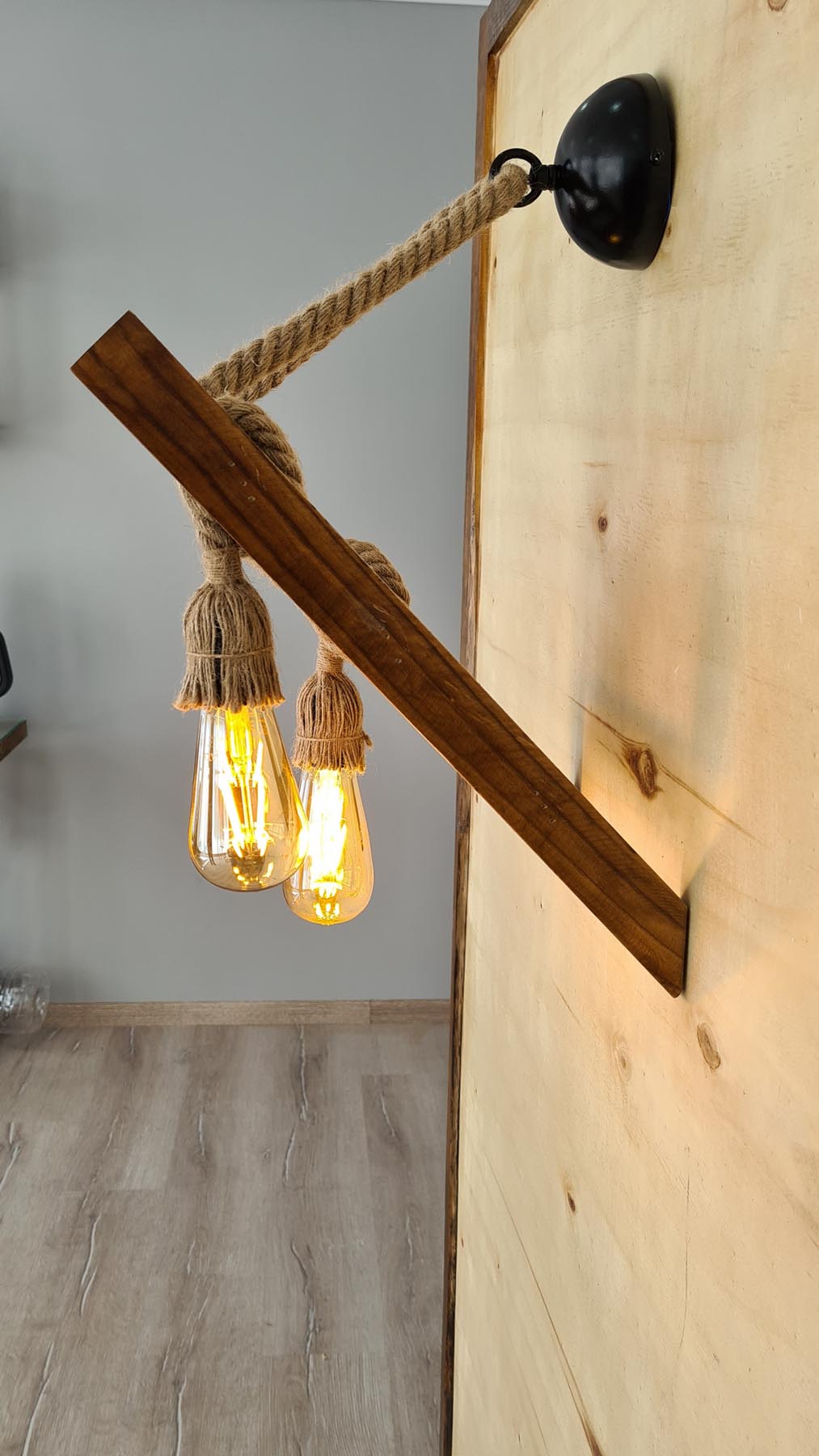 Verleihen Sie Ihrem Zuhause mit der Merdiven Halat Aplik Wandleuchte in Walnuss von Opviq einen Hauch von Eleganz und Gemütlichkeit. Diese handgefertigte Wandlampe aus massivem Kiefernholz schafft eine einladende Atmosphäre und ist die perfekte Ergänzung für jedes Interieur.