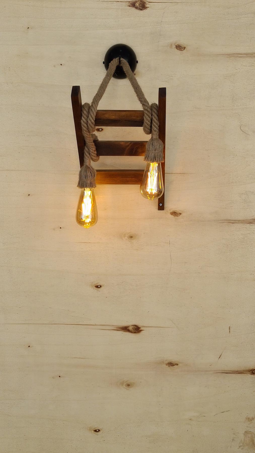 Entdecken Sie die Merdiven Halat Aplik Wandleuchte in Walnuss von Opviq – eine stilvolle, handgefertigte Lampe aus massivem Kiefernholz, die Wärme und Eleganz in Ihr Zuhause bringt.