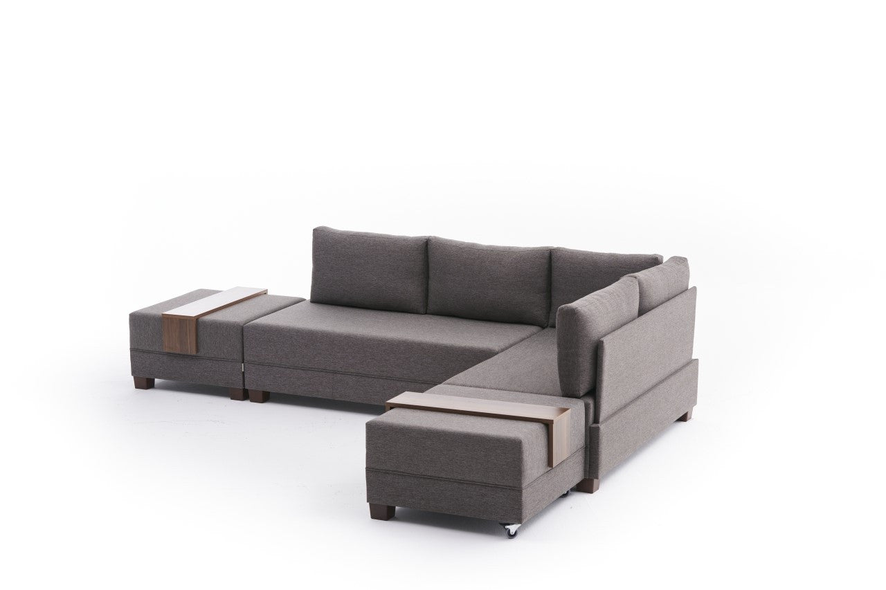 Erleben Sie das Fly Corner Sofa Bed Right in edlem Braun von Atelier Del Sofa – ein stilvolles Ecksofa, das sich mühelos in ein bequemes Bett verwandelt.