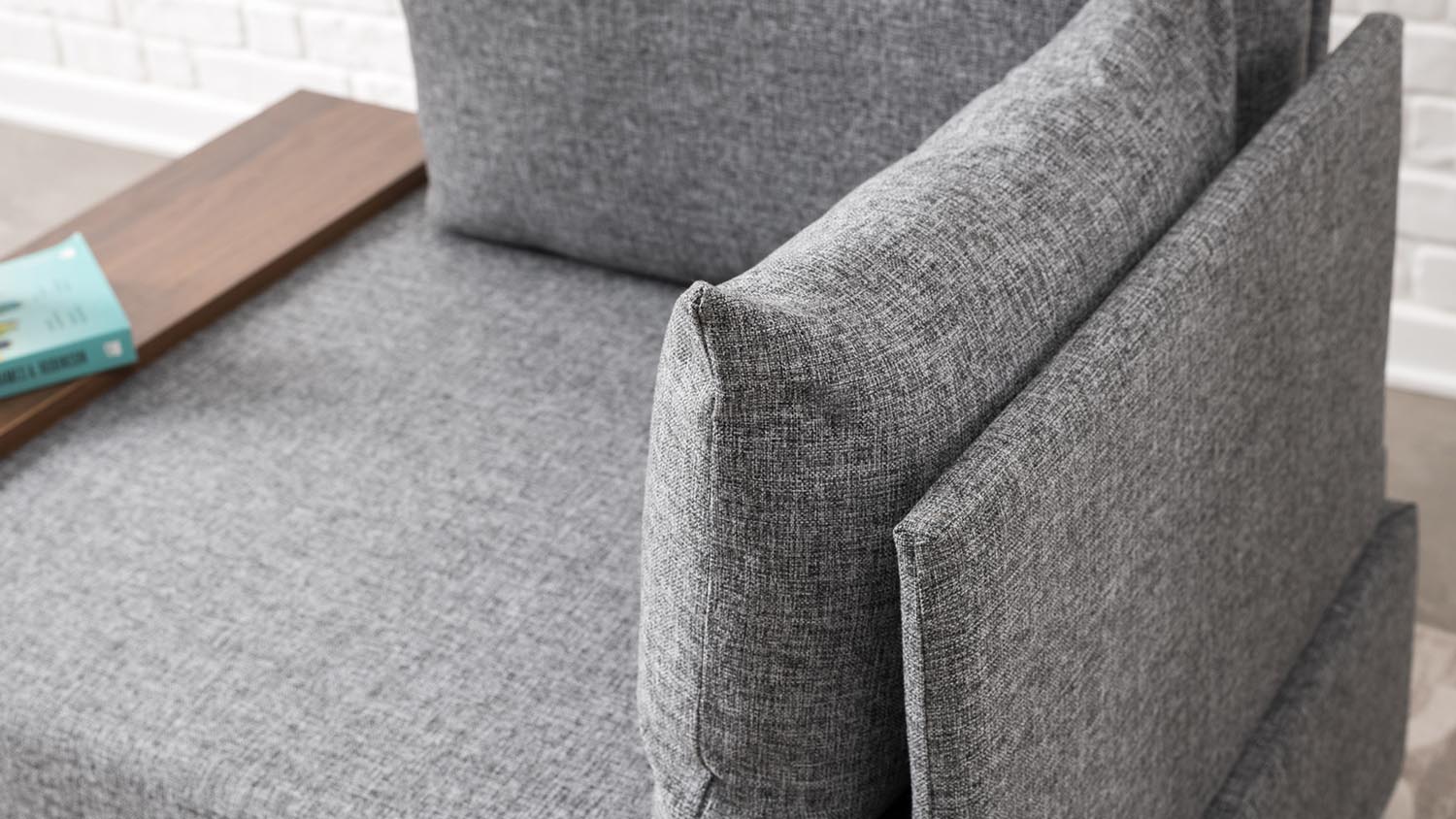Entdecken Sie den Fly Armchair Right in elegantem Grau von Atelier Del Sofa – ein modulares 1-Sitz-Sofa, das Komfort und Stil vereint.