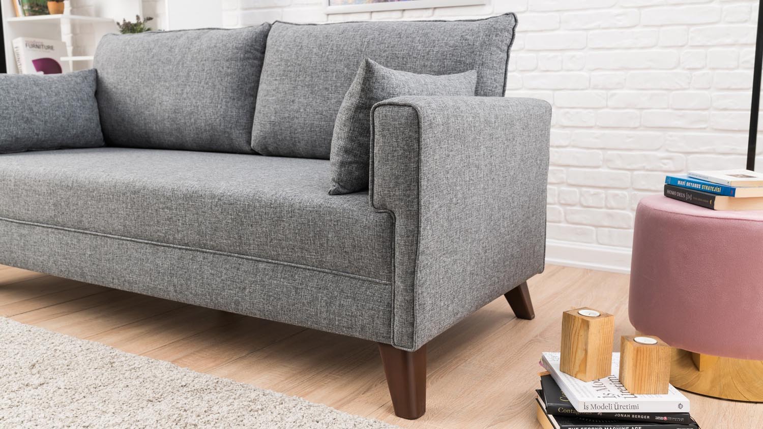 Entdecken Sie das Bella 2er Sofa in Grau von Atelier Del Sofa – ein elegantes Möbelstück, das Komfort und Stil in Ihr Zuhause bringt.
