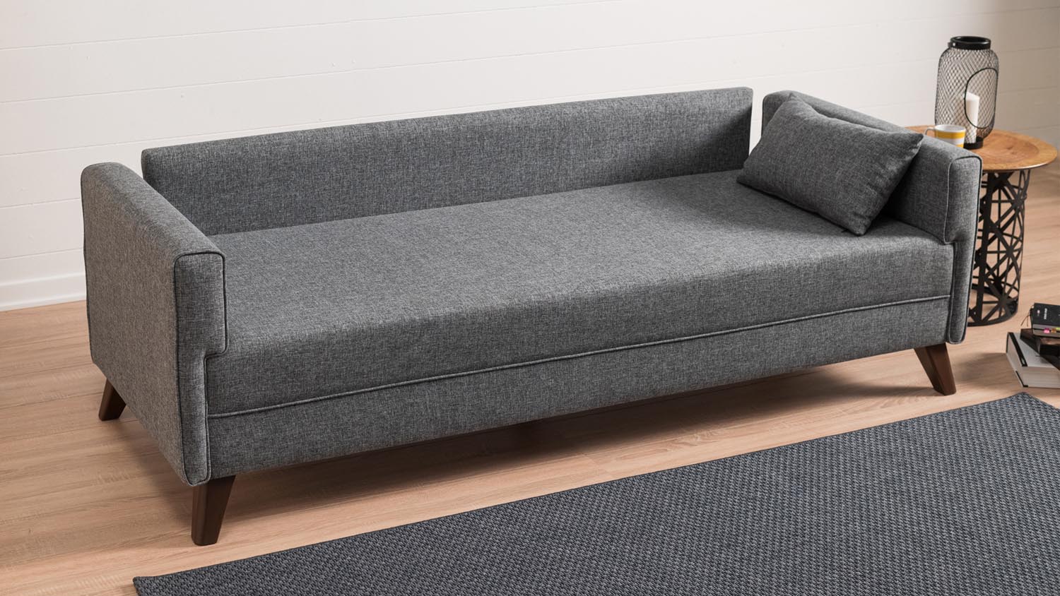 Verleihen Sie Ihrem Zuhause mit dem stilvollen Bella 3er Sofa in Grau von Atelier Del Sofa einen Hauch von Luxus und Gemütlichkeit.