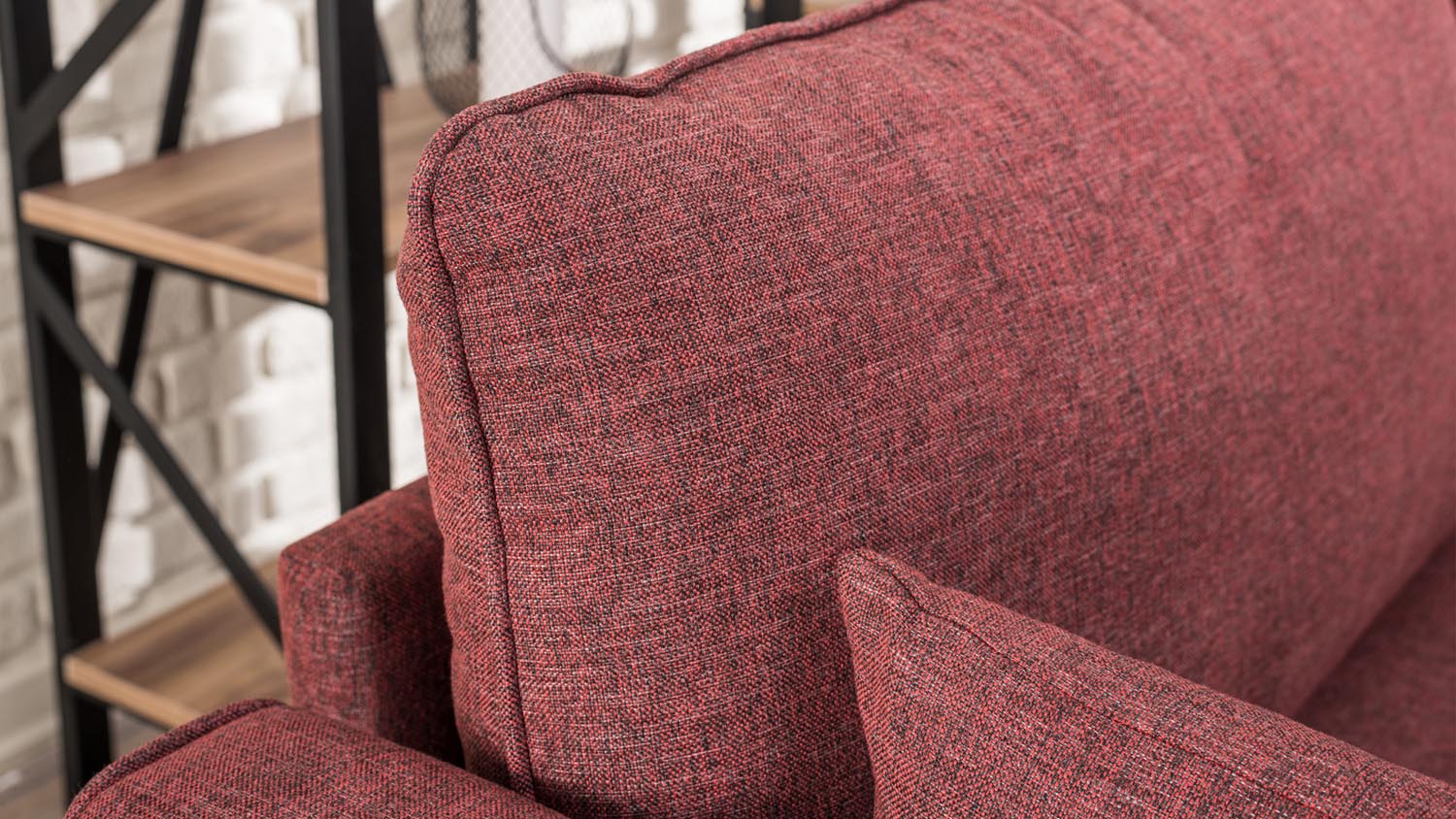 Entdecken Sie das Bella Sofa For 2 Pr in Karmesinrot von Atelier Del Sofa – ein stilvolles 2-Sitzer Sofa, das Komfort und Eleganz vereint.
