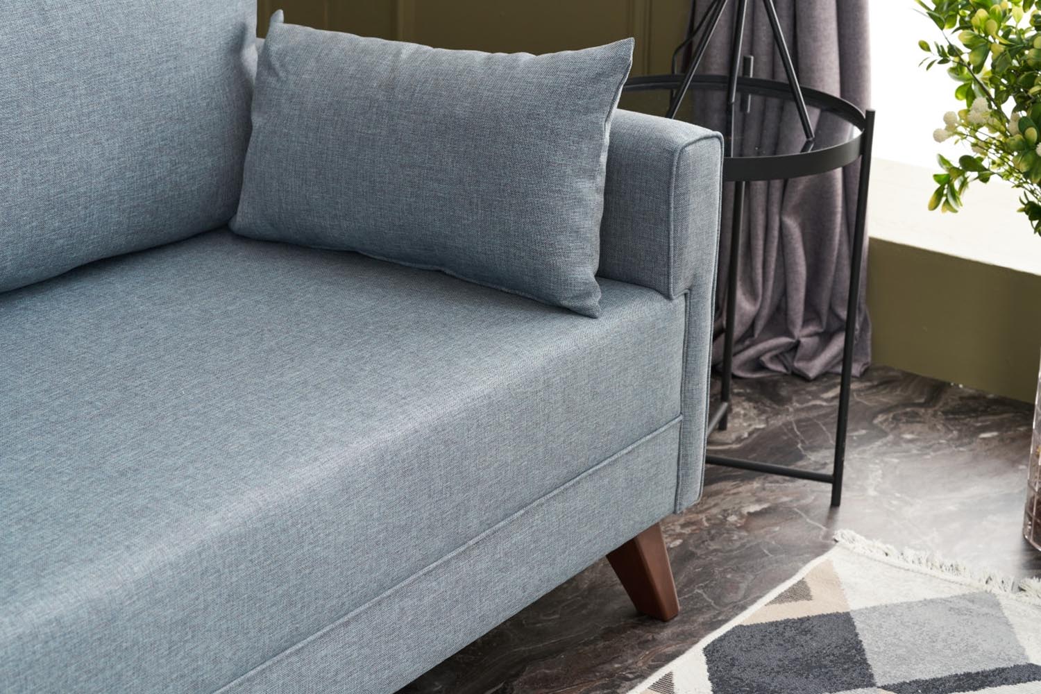 Erleben Sie das Bella Soft Yataklı Üçlü Koltuk Bettsofa in Blau – ein modernes 3-Sitzer Schlafsofa, das Komfort und Stil in Ihr Zuhause bringt.