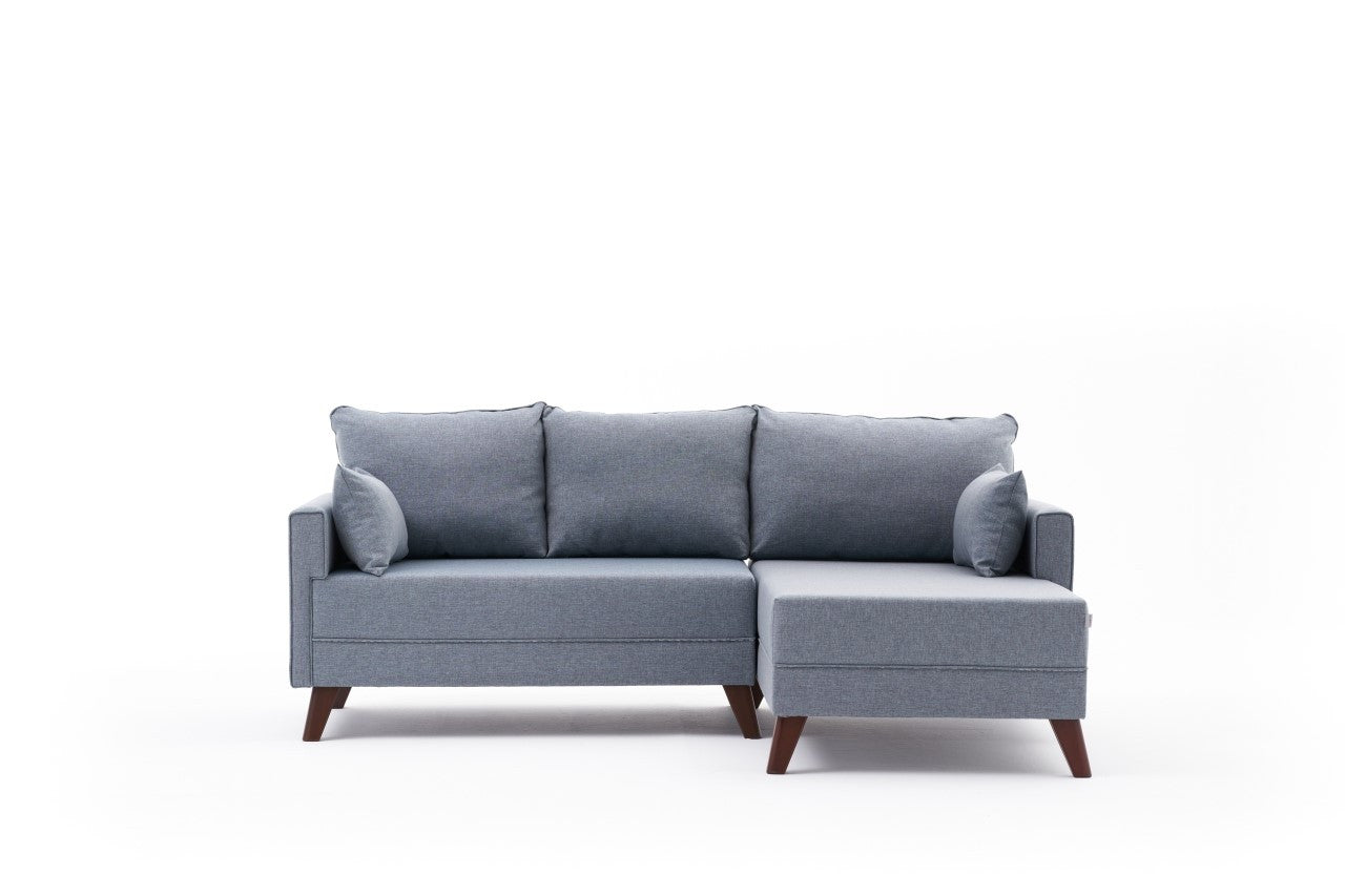 Verleihen Sie Ihrem Wohnraum mit dem blauen Ecksofa-Bett Bella Soft Mini Köşe Right von Atelier Del Sofa einen Hauch von Eleganz und Komfort.