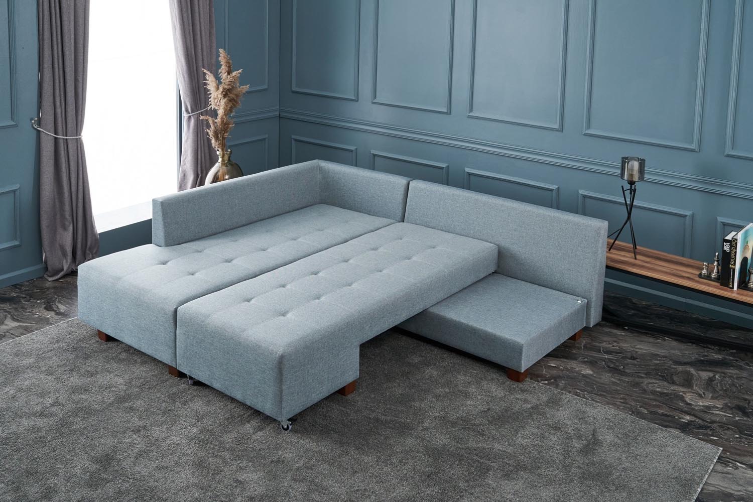 Erleben Sie das elegante Manama Ecksofa-Bett in sanftem Blau. Perfekt für Entspannung und Übernachtungen, vereint es Stil und Funktionalität.