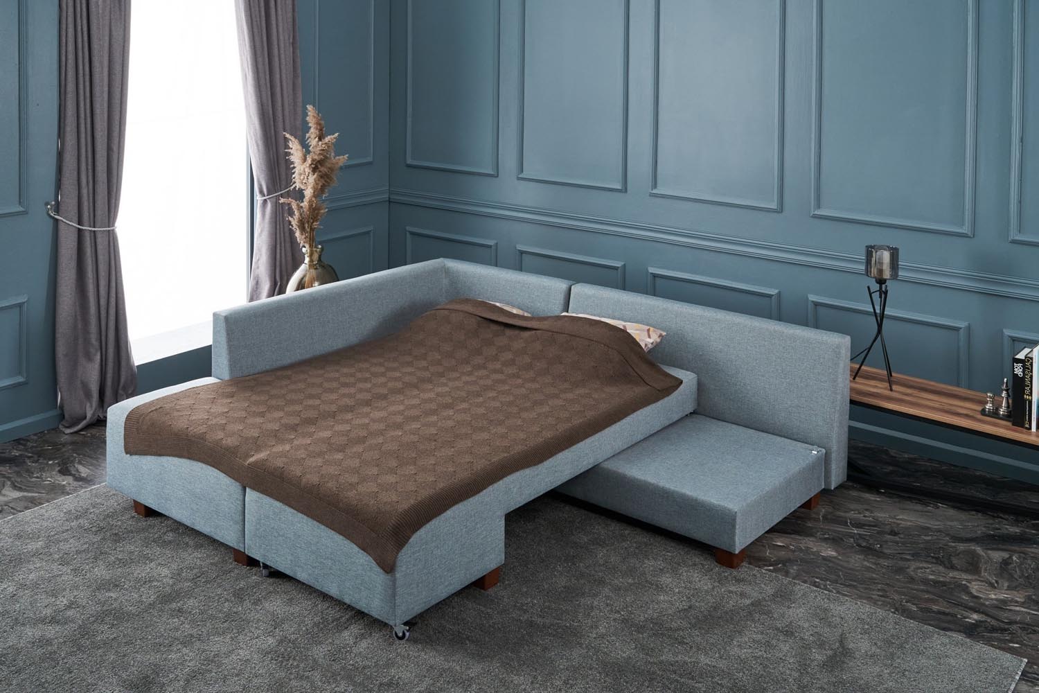 Entdecken Sie das stilvolle Manama Ecksofa-Bett in hellem Blau. Ideal für gemütliche Abende und als praktisches Gästebett – Komfort trifft Design!