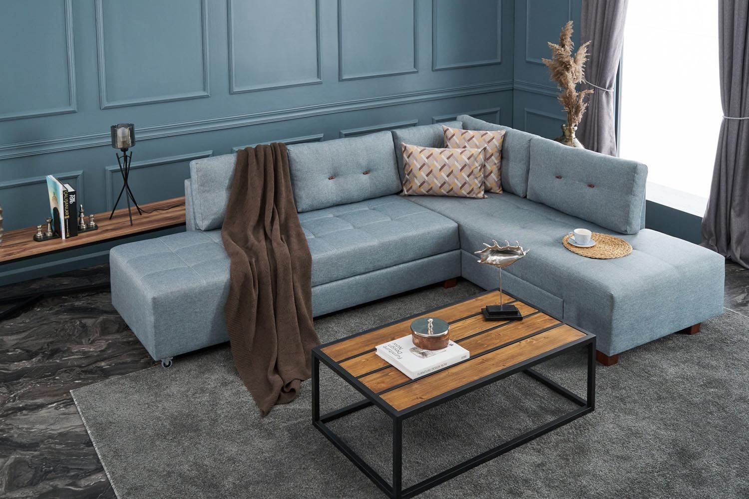 Entdecken Sie das stilvolle Manama Ecksofa-Bett in hellem Blau von Atelier Del Sofa. Komfortabel, elegant und pflegeleicht – ideal für Ihr Zuhause!