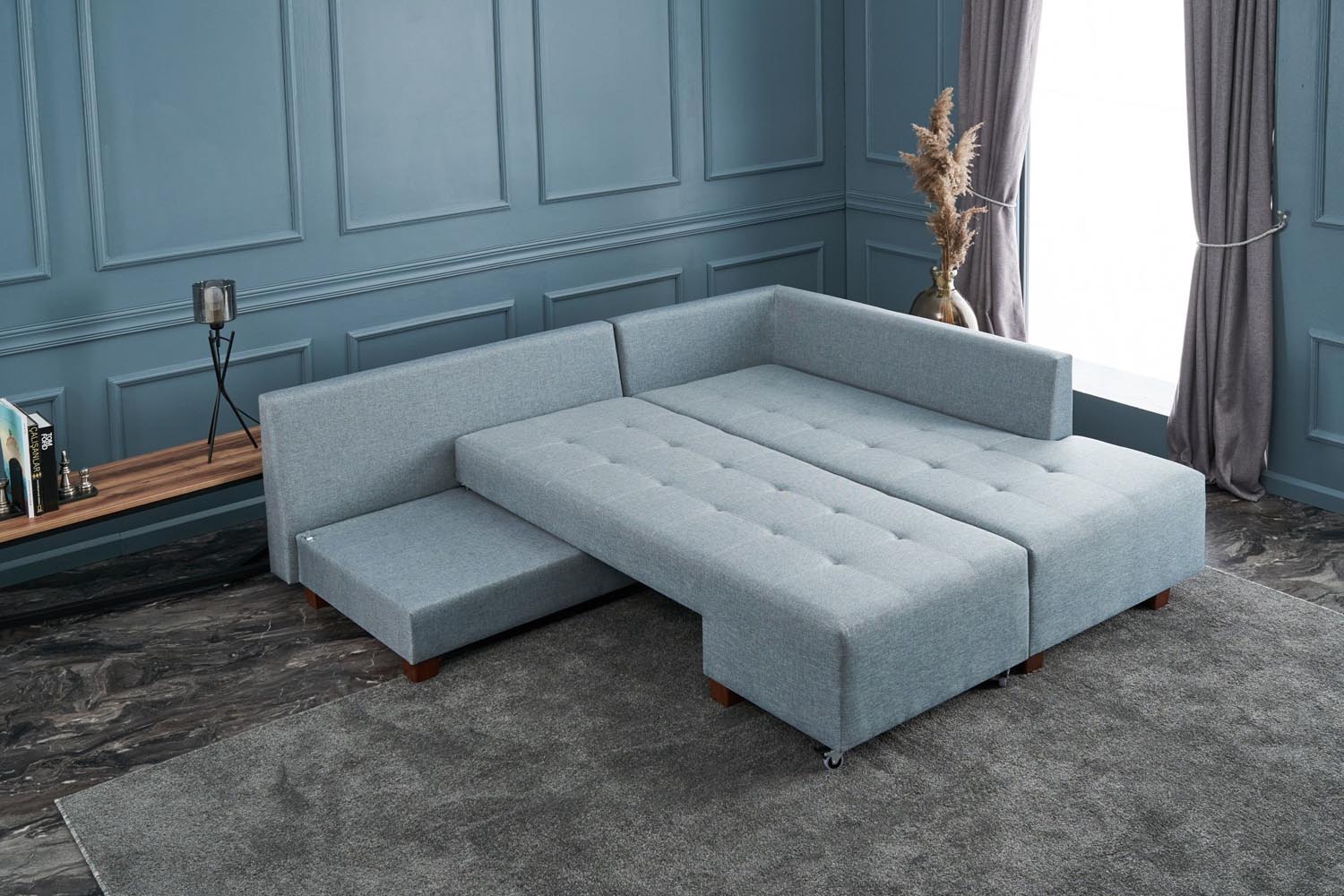 Genießen Sie das Manama Ecksofa-Bett in sanftem Blau von Atelier Del Sofa. Perfekte Kombination aus Stil, Komfort und einfacher Pflege für Ihr Zuhause!