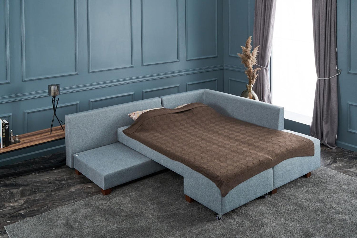 Manama Corner Sofa Bed Right Bettsofa - Helles Blau in Helles Blau präsentiert im Onlineshop von KAQTU Design AG. Bettsofa rechts ist von Atelier Del Sofa