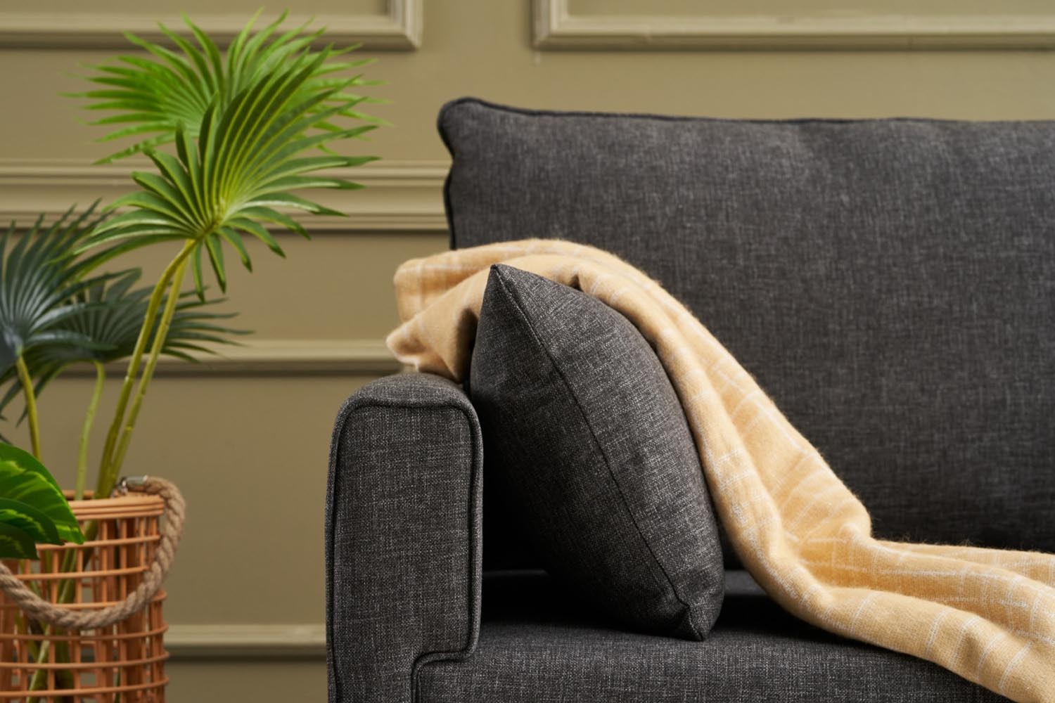 Erleben Sie das Bella Sofa für 3 Personen in Anthrazit – eine harmonische Verbindung aus modernem Stil, unvergleichlichem Komfort und langlebigen Materialien.