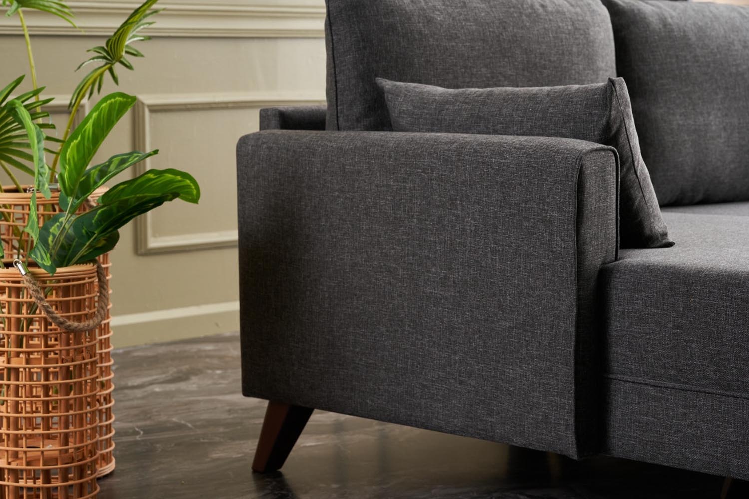 Erleben Sie das Bella Corner Sofa Left in elegantem Anthrazit von Atelier Del Sofa – ein stilvolles Ecksofa, das Komfort und zeitloses Design vereint.