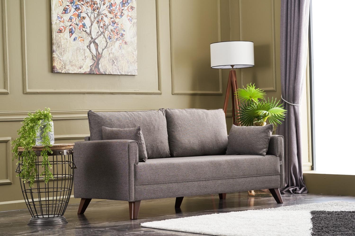 Erleben Sie das Bella 2-Sitzer-Sofa in Braun von Atelier Del Sofa – ein stilvolles Möbelstück, das Komfort und Eleganz in Ihr Zuhause bringt.