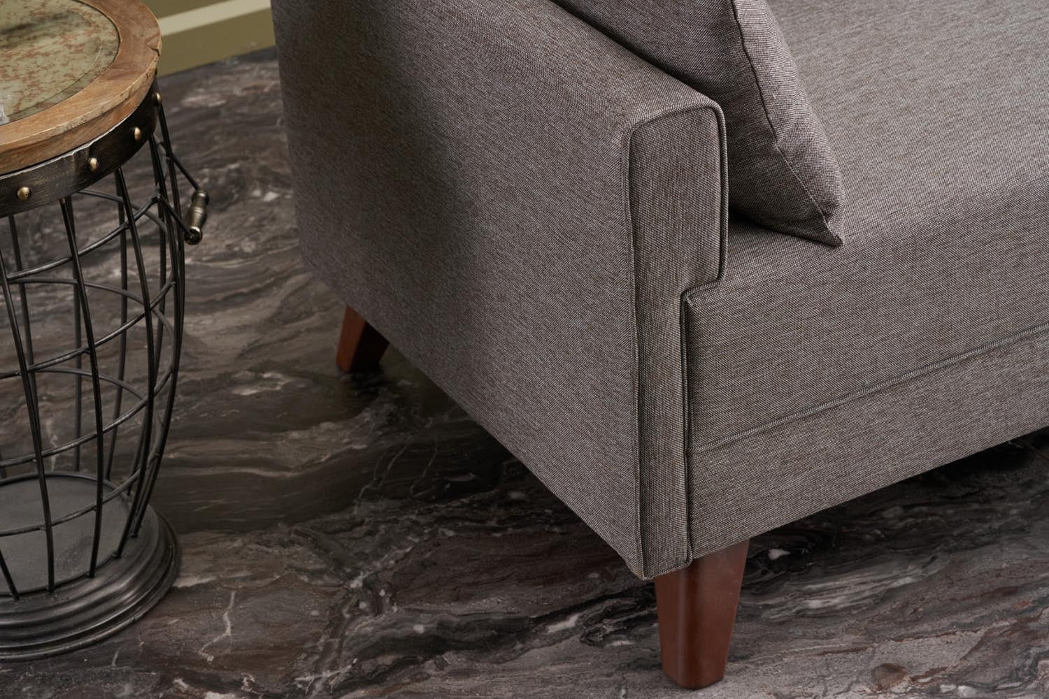 Erleben Sie das Bella 3-Sitzer Sofa in luxuriösem Braun von Atelier Del Sofa. Ideal für stilvolle Wohnräume, vereint es Komfort und zeitgemäßes Design.