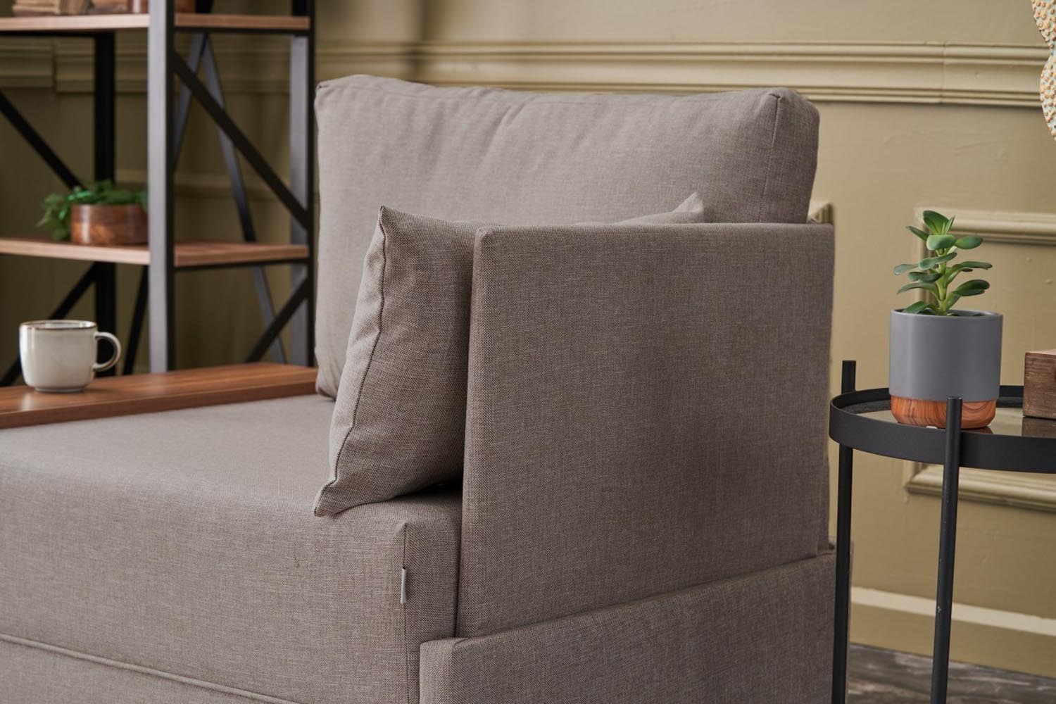 Entdecken Sie das Fly Right Modulares Sofa in Beige von Atelier Del Sofa – ein stilvolles Möbelstück, das Komfort und Eleganz in Ihr Zuhause bringt.