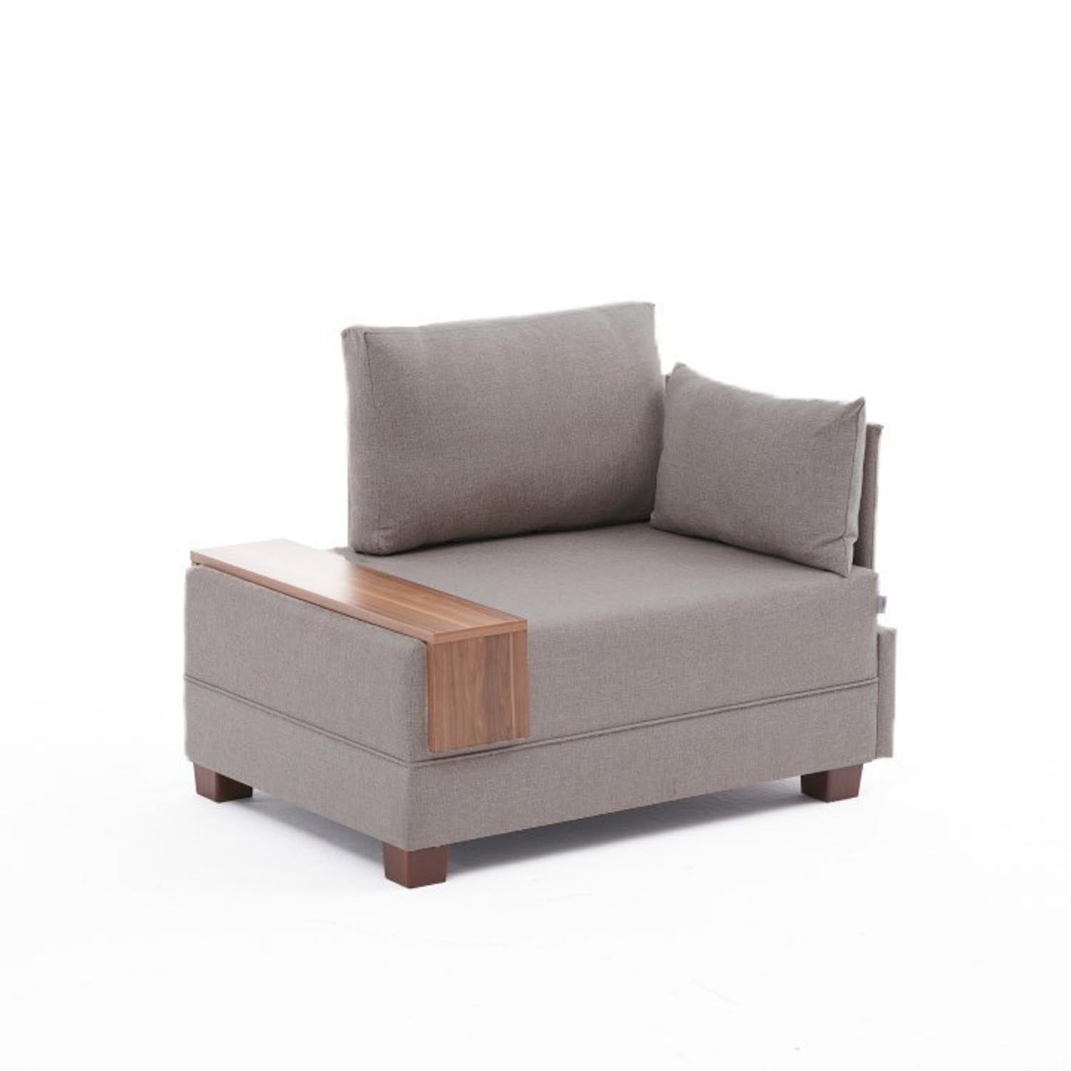 Entdecken Sie das Fly Right Modulares Sofa in Beige von Atelier Del Sofa – ein stilvolles Möbelstück, das Komfort und Langlebigkeit vereint.