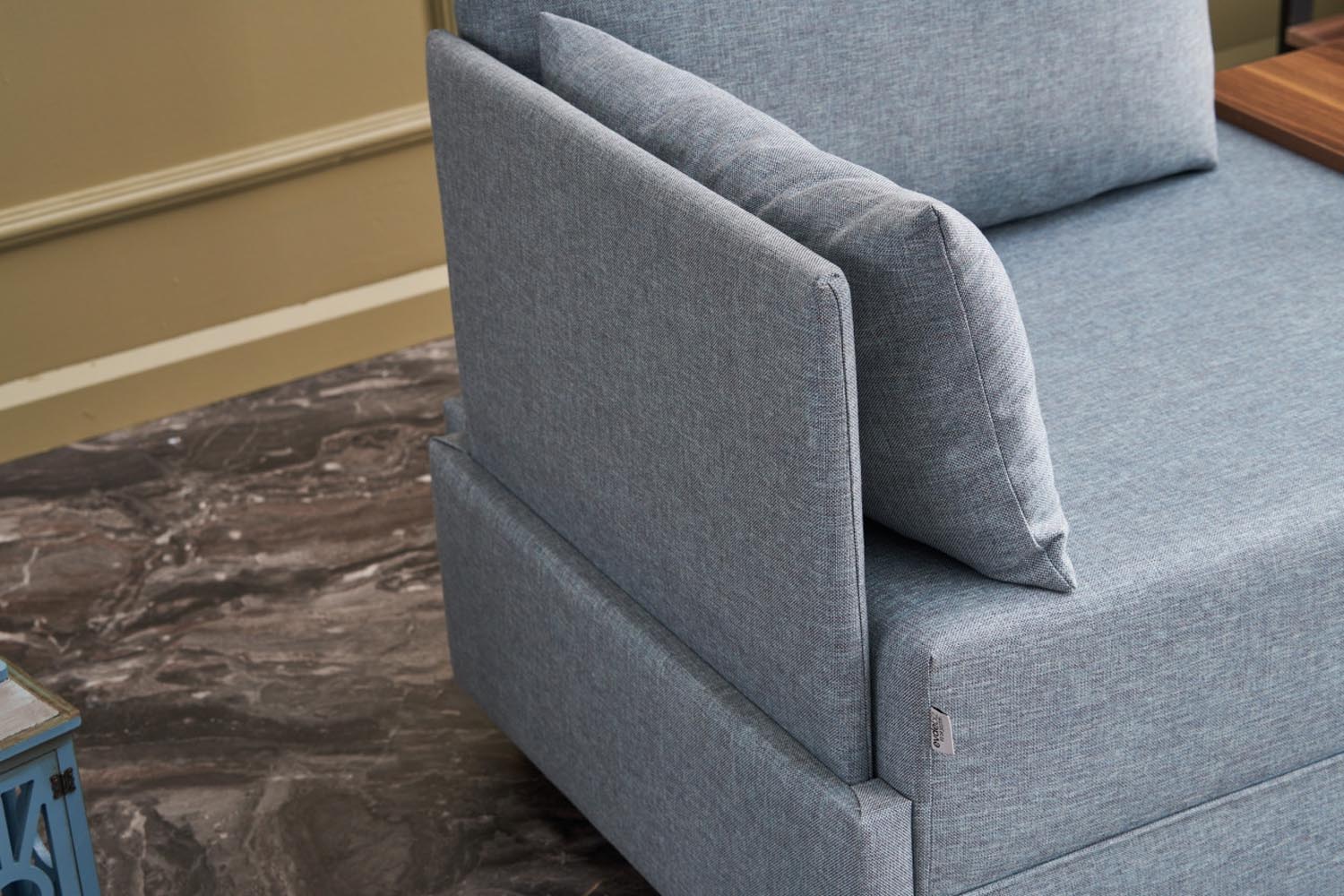 Entdecken Sie das Fly Left Modulares Sofa in elegantem Blau von Atelier Del Sofa – ein stilvolles Möbelstück, das Komfort und Eleganz vereint.