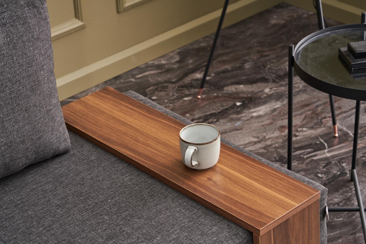 Entdecken Sie das Fly Left - Anthracite: Ein stilvolles Ecksofa-Bett, das Komfort und Funktionalität vereint und Ihr Zuhause in eine Wohlfühloase verwandelt.