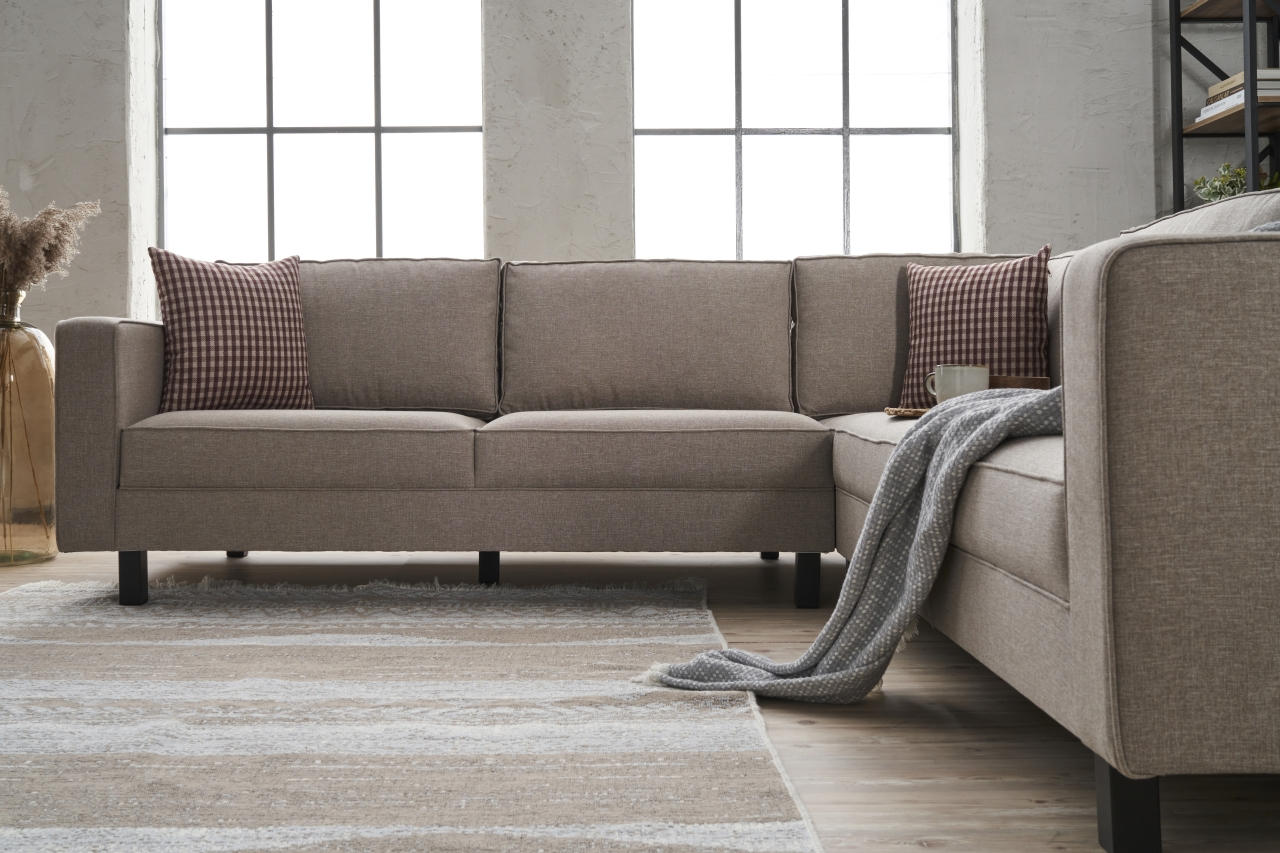 Erleben Sie das Kale Linen Ecksofa in Sahne von Atelier Del Sofa – ein stilvolles Möbelstück, das Komfort und Eleganz in Ihr Zuhause bringt.
