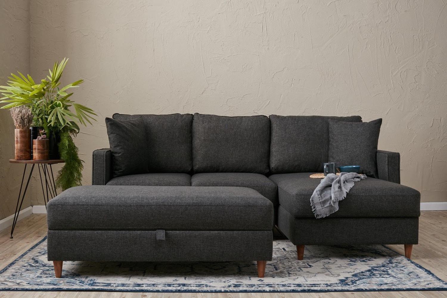 Entdecken Sie das stilvolle Eva Right Ecksofa in Anthrazit von Atelier Del Sofa. Perfekt für Komfort und Eleganz in Ihrem Wohnraum.