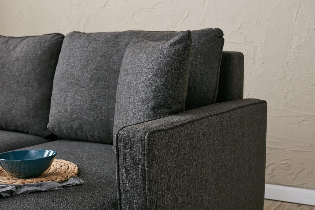 Eva Right Ecksofa - Anthrazit in Anthrazit präsentiert im Onlineshop von KAQTU Design AG. L-Sofa rechts ist von Atelier Del Sofa