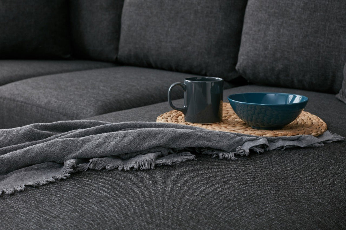 Eva Left Ecksofa - Anthrazit in Anthrazit präsentiert im Onlineshop von KAQTU Design AG. L-Sofa rechts ist von Atelier Del Sofa