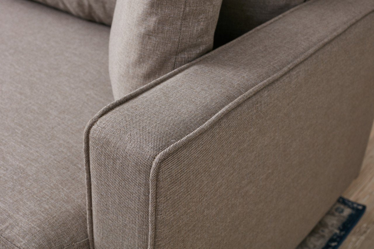 Entdecken Sie das Eva Right Ecksofa in Sahne von Atelier Del Sofa. Stilvolles Design, erstklassiger Komfort und pflegeleichte Materialien für Ihr perfektes Zuhause.