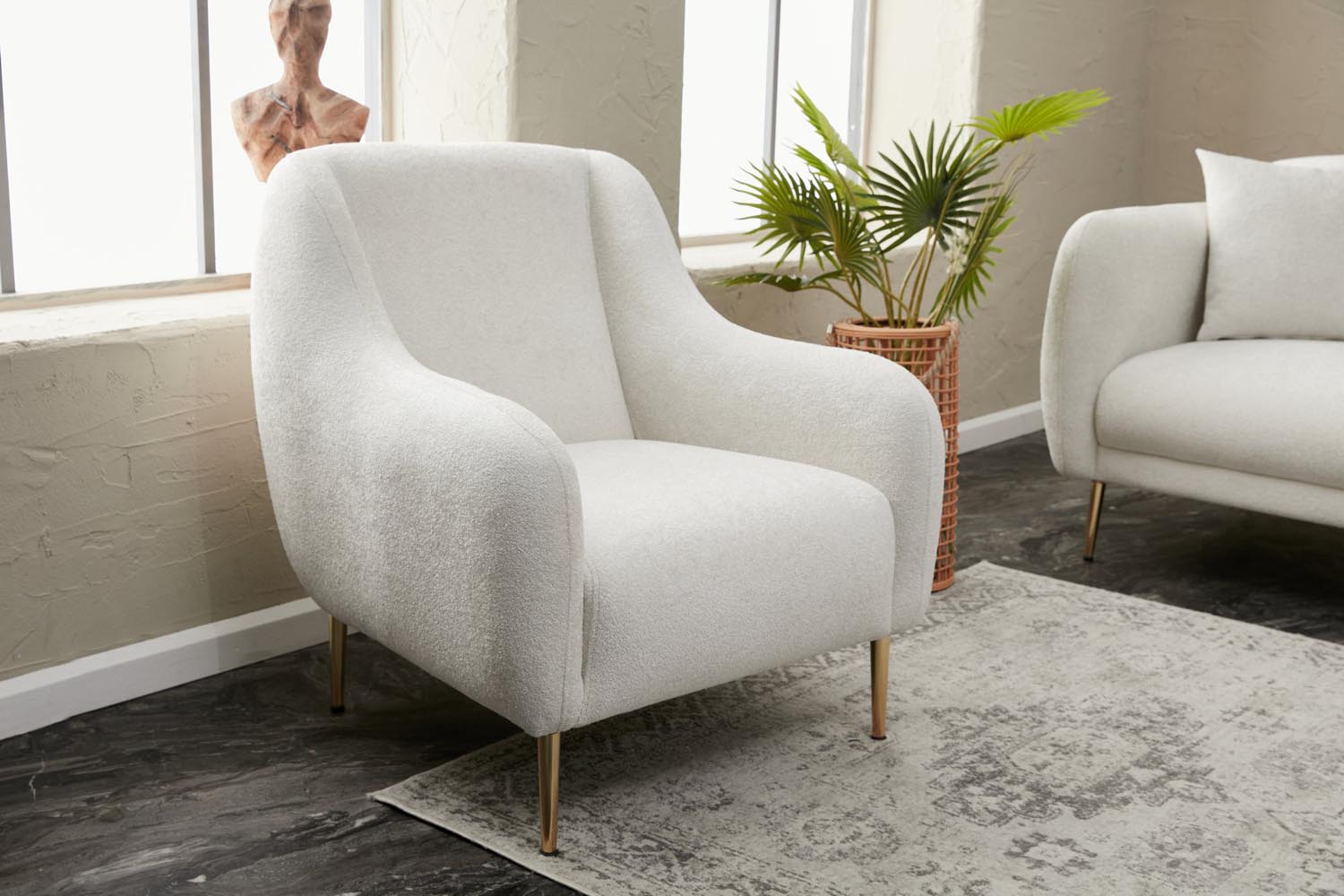 Entdecken Sie das Simena Modulare Sofa in Creme und Gold von Atelier Del Sofa – ein stilvolles Möbelstück, das Komfort und Eleganz vereint.